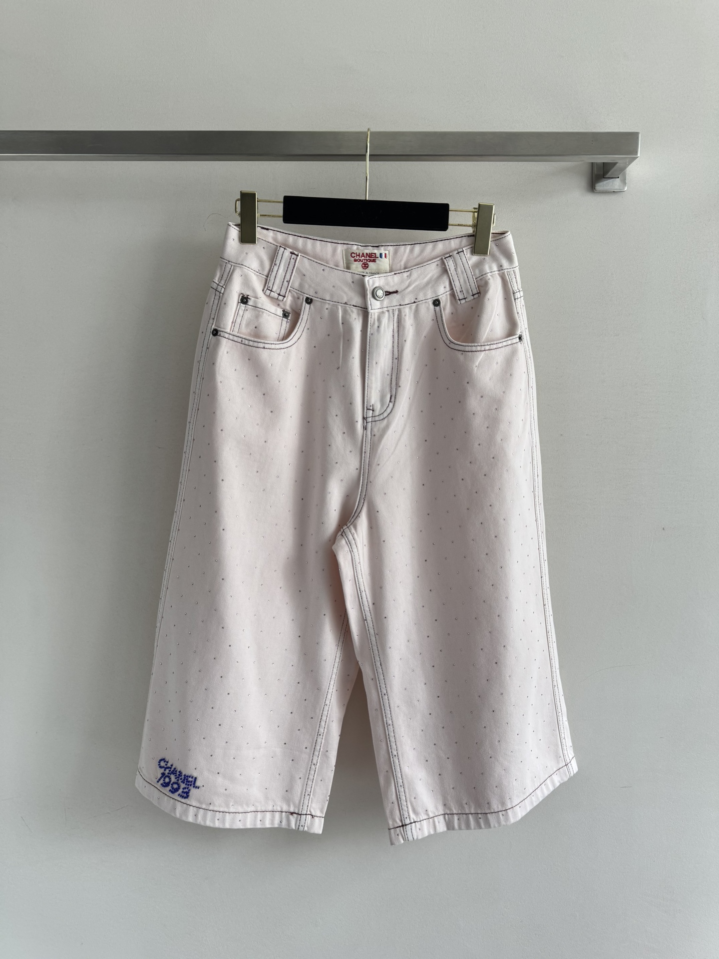 NO:428729,CHANE* new mid-style diamond-iron pants oversize creates a lazy feeling, and the mid-to-high waist cut perfectly highlights the body proportions so that the smaller ones can also wear a three-point ratio. The three-dimensional diamond-iron pants are the finishing touch. It’s amazing!  Don't pick on people to wear, easy to match, everyone must get SML, chanel, versace, alexander wang19860909CHANE*中古风新款烫钻裤子oversize版型制造慵懒感,中高腰剪裁把身材比例更完美凸显出来了让小个子也能穿出三七分比例 裤身立体烫钻工艺点缀堪称点睛之笔 太绝了！不挑人穿 好搭配 人手一条必入SML,,chanel,versace,alexander wang,Women's clothing