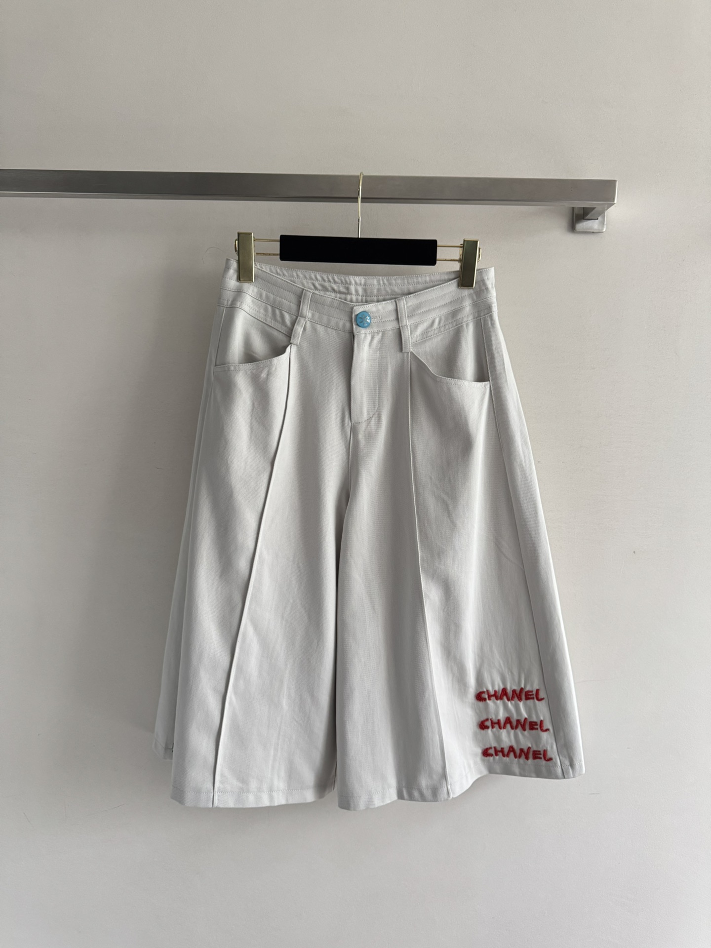 NO:428734,CHANE* new mid-style wide-leg pants wide-leg cropped pants retro and fashionable. The loose wide-leg style perfectly accommodates all leg shapes, whether it is thick thighs or not straight calves, it can be covered. The seven-point length reveals the slender ankles. In summer, the embroidered letters at the hem of the pants add more layering to the overall look.19860909CHANE*中古风新款阔腿裤阔腿七分裤复古又时尚.宽松的阔腿版型,完美包容各种腿型,不管是大腿粗还是小腿不直,统统都能遮住.七分的长度露出纤细脚踝,夏天穿超合适裤摆处刺绣字母装饰点缀增添了更多层次感为整体造型增添一份酷帅SML,,chanel,alexander wang,Women's clothing