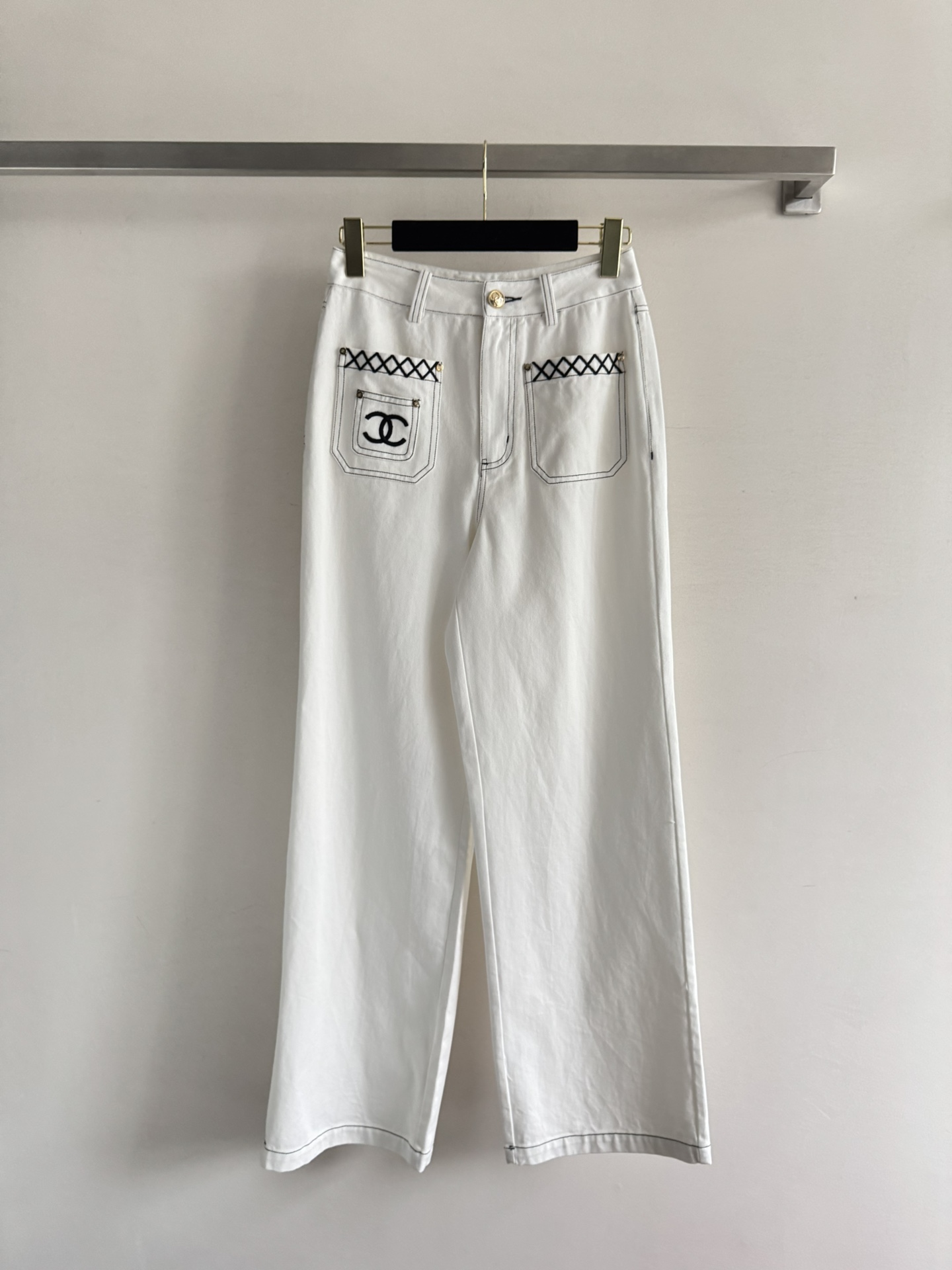 NO:428739,CHANE*25SS new jeans imported from washing fabric is wide, soft and comfortable. The wide-leg style is super easy to wear and slim. Contrasting color edge design modify the leg shape to show the beauty of the lines. The unique design of the front duplex patch pocket embroidery adds exquisite details. No matter how you wear it, it is very advanced. Commuting versatile jeans. Any piece of it is super fashionable. SML, chanel, jeans, alexander wang19860909CHANE*25SS新款牛仔裤进口洗水面料阔柔软舒适 阔腿的版型超好穿显瘦 撞色边设计修饰腿型 展现线条美感 前面双工装贴袋刺绣独特设计增添精巧细节,怎么穿搭都很高级 通勤百搭牛仔裤 随便搭配一件都超级时髦SML,,chanel,jeans,alexander wang,Women's clothing