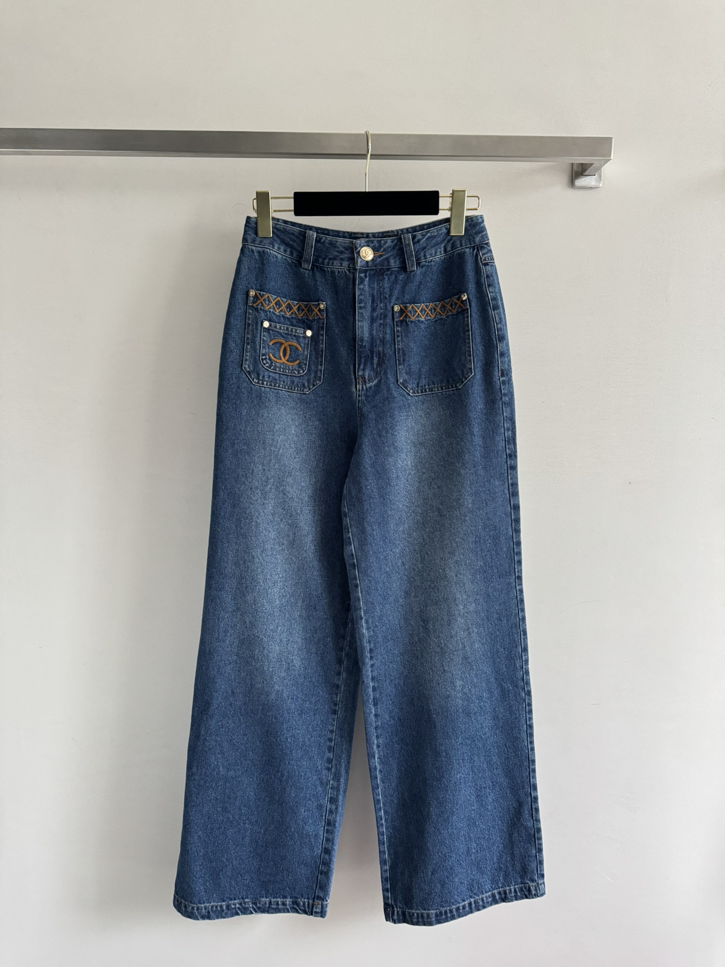 NO:428749,CHANE*25SS new jeans imported from washing fabric is wide, soft and comfortable. The wide-leg style is super easy to wear and slim. Contrasting color edge design modify the leg shape to show the beauty of the lines. The unique design of the front duplex patch pocket embroidery adds exquisite details. No matter how you wear it, it is very advanced. Commuting versatile jeans. Any piece of it is super fashionable. SML, chanel, jeans, alexander wang19860909CHANE*25SS新款牛仔裤进口洗水面料阔柔软舒适 阔腿的版型超好穿显瘦 撞色边设计修饰腿型 展现线条美感 前面双工装贴袋刺绣独特设计增添精巧细节,怎么穿搭都很高级 通勤百搭牛仔裤 随便搭配一件都超级时髦SML,,chanel,jeans,alexander wang,Women's clothing