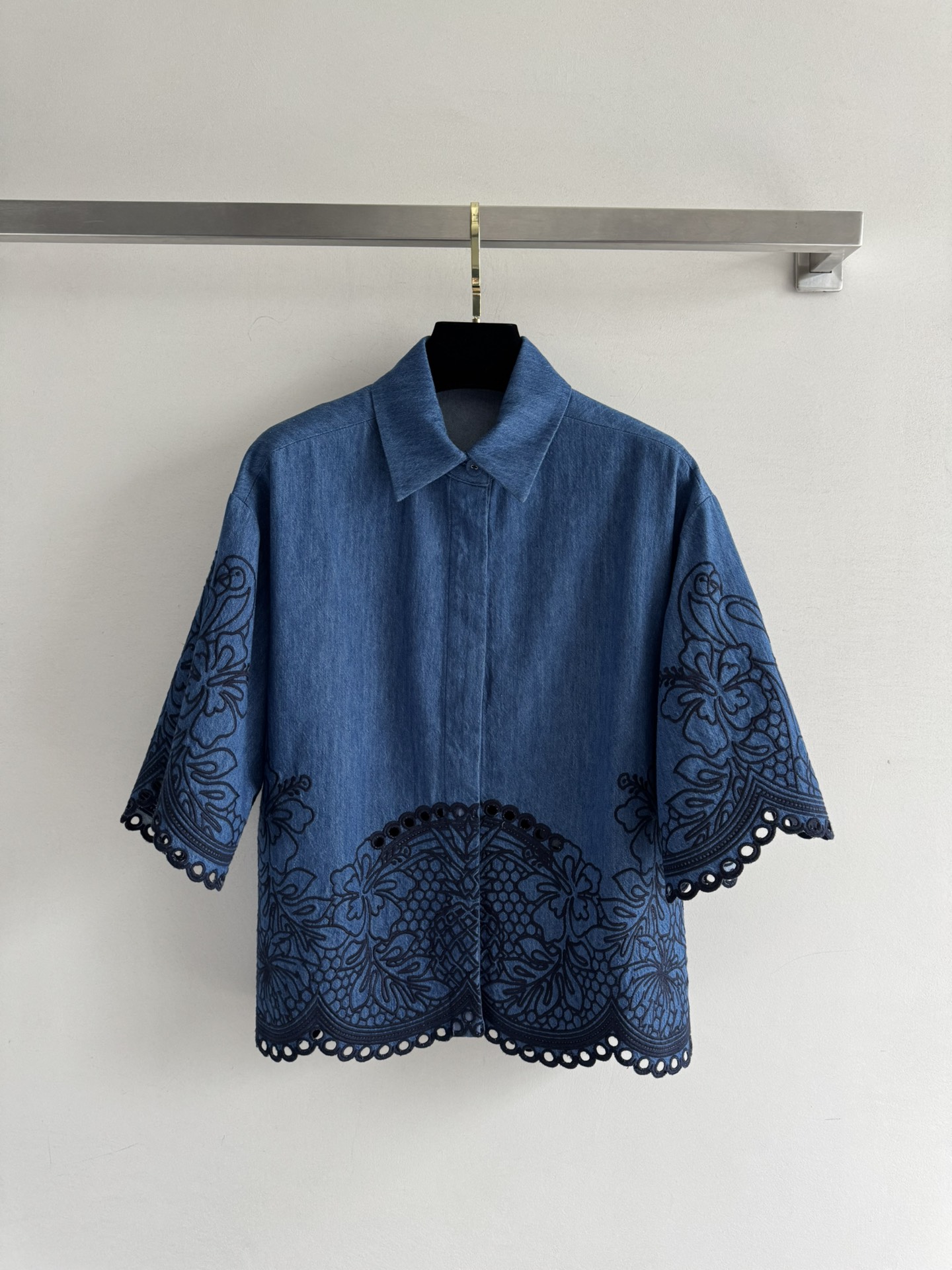 NO:429326,Zimmerman*25SS new model heavy industry embroidery shirt cotton with good texture, three-dimensional literary embroidery design, full layering, exquisite and high-end!  A fashionable and atmospheric combination series of shorts is very fashionable, and it is simple to wear and look fashionable and stylish!  SML, shorts,shirts,alexander wang19860909Zimmerman*25SS新款 重工刺绣衬衫 棉 质感很好 立体文艺刺绣设计 层次感饱满 精致高级！时髦大气搭配系列短裤一套上身非常洋气,简简单单穿出时尚有范！SML,,shorts,shirts,alexander wang,Women's clothing