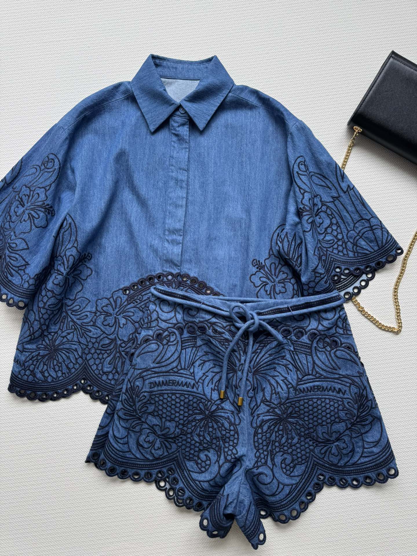 NO:429336,Zimmerman*25SS new model, heavy industry embroidery shorts, cotton, good texture, three-dimensional literary embroidery design, full layering, exquisite and high-end!  A fashionable and atmospheric combination series shirt set is very fashionable, and it is simple to wear and look fashionable and stylish!  SML, shorts,shirts,alexander wang19860909Zimmerman*25SS新款 重工刺绣短裤 棉 质感很好 立体文艺刺绣设计 层次感饱满 精致高级！时髦大气搭配系列衬衫一套上身非常洋气,简简单单穿出时尚有范！SML,,shorts,shirts,alexander wang,Women's clothing