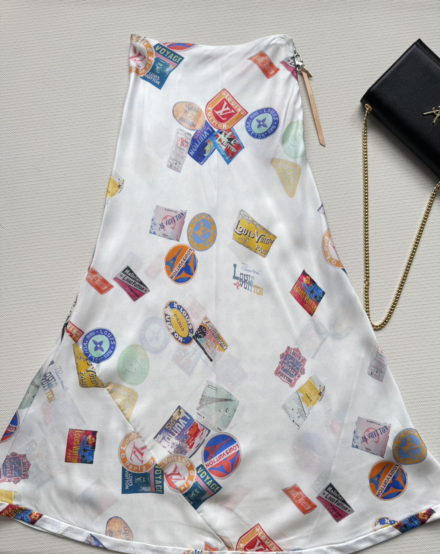 NO:429347,Louis Vuitto*25SS new style silk-print skirt, the skirt is covered with logo pattern and printed design, attracting eyes at a glance, the large skirt hem is cleverly combined with hip-covering tailoring outlines the skirt shape. The skirt body naturally becomes pleated, swaying and stylish, creating an elegant and flexible romantic curve. It can become the focus of fashion when paired with any item. SML-,,louis vuitton, skirts, real silk, alexander wang19860909Louis Vuitto*25SS新款 真丝印花半身裙,裙身布满logo图案印花设计,一眼就吸引眼球大裙摆巧妙结合包臀剪裁勾勒裙型 裙身自然成褶 垂顺有型 打造优雅灵动的浪漫曲线 随意搭配任何单品都能成为时尚焦点SML-,,louis vuitton,skirts,real silk,alexander wang,Women's clothing