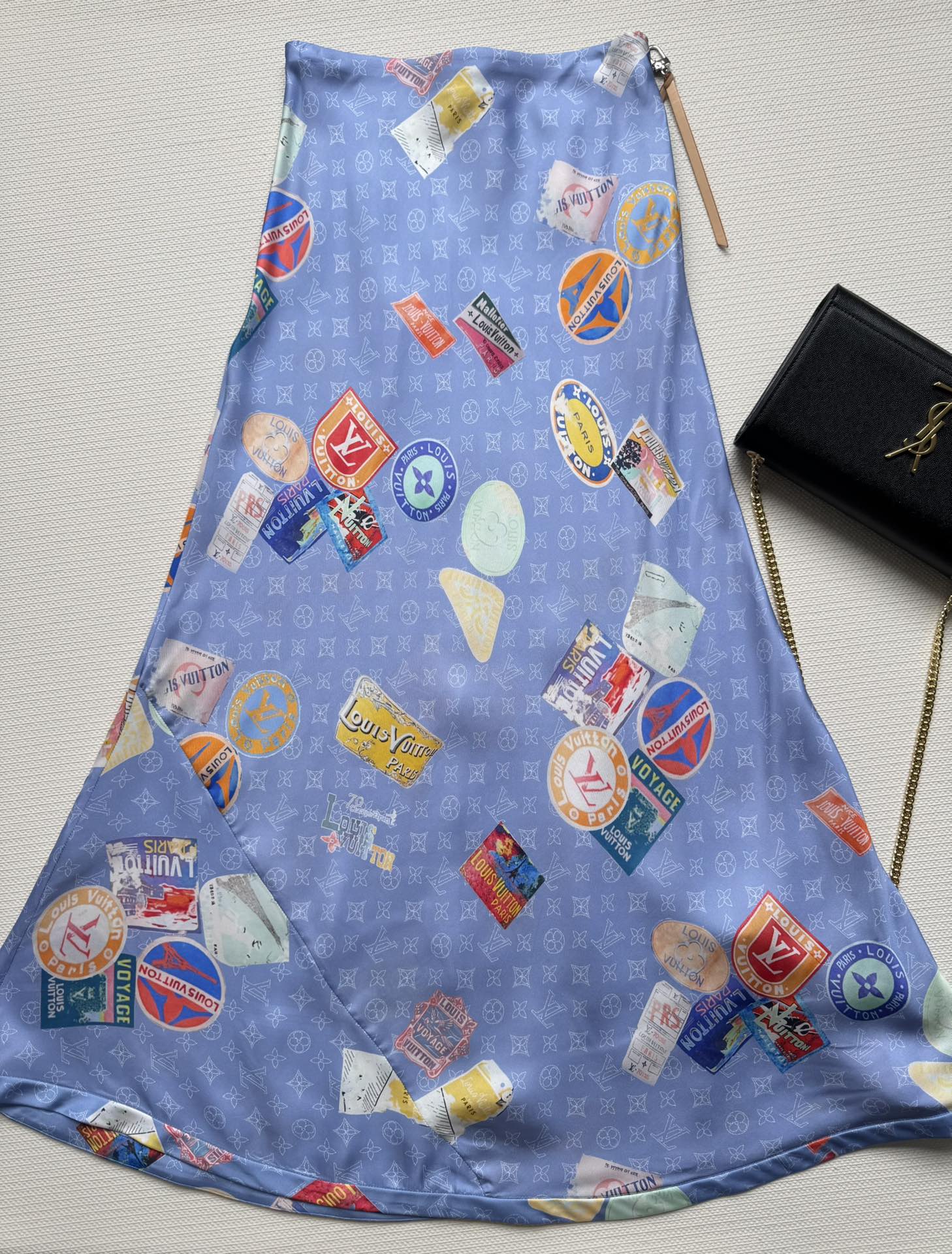 NO:429356,Louis Vuitto*25SS new style silk-print skirt, the skirt is covered with logo pattern and printed design, attracting eyes at a glance, the large skirt hem is cleverly combined with hip-covering tailoring outlines the skirt shape. The skirt body naturally becomes pleated, swaying and stylish, creating an elegant and flexible romantic curve. It can become the focus of fashion when paired with any item. SML-,,louis vuitton, skirts, real silk, alexander wang19860909Louis Vuitto*25SS新款 真丝印花半身裙,裙身布满logo图案印花设计,一眼就吸引眼球大裙摆巧妙结合包臀剪裁勾勒裙型 裙身自然成褶 垂顺有型 打造优雅灵动的浪漫曲线 随意搭配任何单品都能成为时尚焦点SML-,,louis vuitton,skirts,real silk,alexander wang,Women's clothing