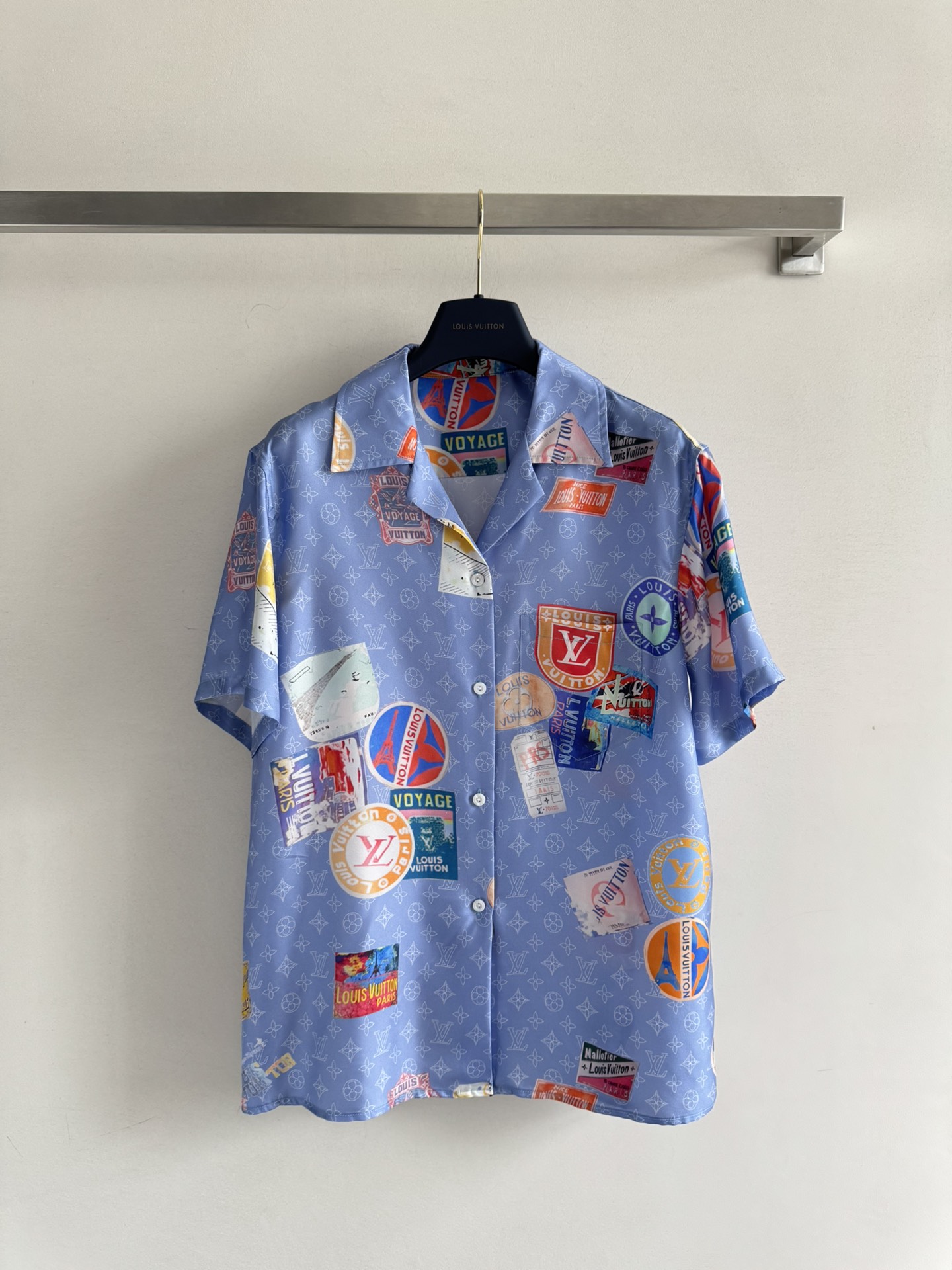 NO:429328,Louis Vuitto*25SS new poster series shirt custom imported twill thick material skin-friendly and comfortable, not easy to draw silk and full print latest color logo element badge with a full sense of famous and old money, loose and fashionable upper body elegant and lazy, home and outdoor wear SML, louis vuitton, alexander wang19860909Louis Vuitto*25SS新款海报系列衬衣 定制进口斜纹稠材质 亲肤舒适 不易抽丝满印最新彩色徽标元素徽章 带有满满名媛老钱感 松弛而时髦上身典雅慵懒 家居外穿都SML,,louis vuitton,alexander wang,Women's clothing