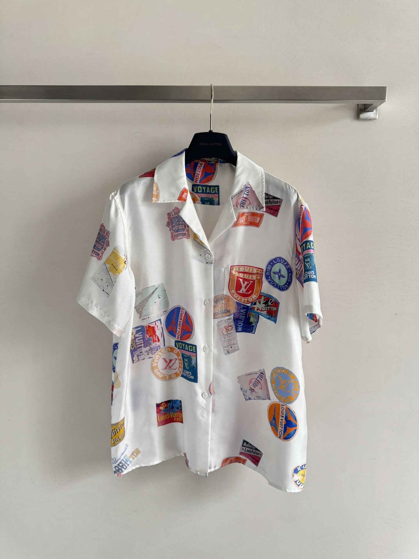 NO:429365,Louis Vuitto*25SS new poster series shirt custom imported twill thick material skin-friendly and comfortable, not easy to draw silk and full print latest color logo element badge with a full sense of famous and old money, loose and fashionable upper body elegant and lazy, home and outdoor wear SML, louis vuitton, alexander wang19860909Louis Vuitto*25SS新款海报系列衬衣 定制进口斜纹稠材质 亲肤舒适 不易抽丝满印最新彩色徽标元素徽章 带有满满名媛老钱感 松弛而时髦上身典雅慵懒 家居外穿都SML,,louis vuitton,alexander wang,Women's clothing