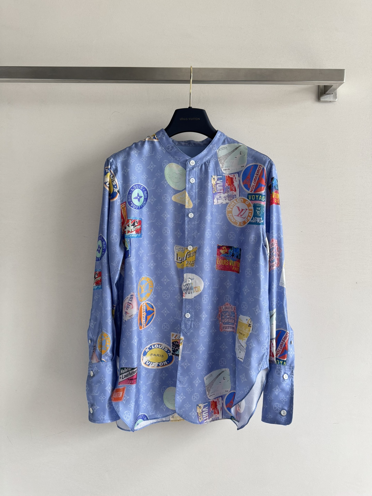 NO:429338,Louis Vuitto*25SS new poster series, stand collar long-sleeved shirt, customized imported twill thick material, skin-friendly and comfortable, not easy to remove silk-print latest color logo element badge, full of famous and old money, loose and fashionable upper body elegant and lazy, home and outdoor wear SML, louis vuitton, alexander wang19860909Louis Vuitto*25SS新款海报系列 立领长袖衬衣 定制进口斜纹稠材质 亲肤舒适 不易抽丝满印最新彩色徽标元素徽章 带有满满名媛老钱感 松弛而时髦上身典雅慵懒 家居外穿都SML,,louis vuitton,alexander wang,Women's clothing