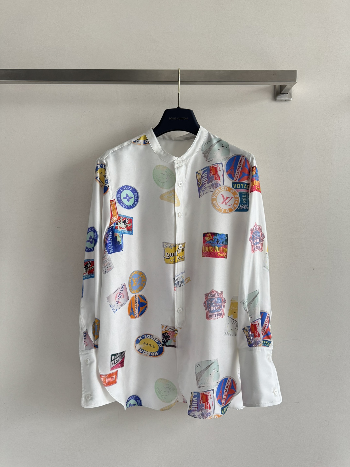 NO:429348,Louis Vuitto*25SS new poster series, stand collar long-sleeved shirt, customized imported twill thick material, skin-friendly and comfortable, not easy to remove silk-print latest color logo element badge, full of famous and old money, loose and fashionable upper body elegant and lazy, home and outdoor wear SML, louis vuitton, alexander wang19860909Louis Vuitto*25SS新款海报系列 立领长袖衬衣 定制进口斜纹稠材质 亲肤舒适 不易抽丝满印最新彩色徽标元素徽章 带有满满名媛老钱感 松弛而时髦上身典雅慵懒 家居外穿都SML,,louis vuitton,alexander wang,Women's clothing