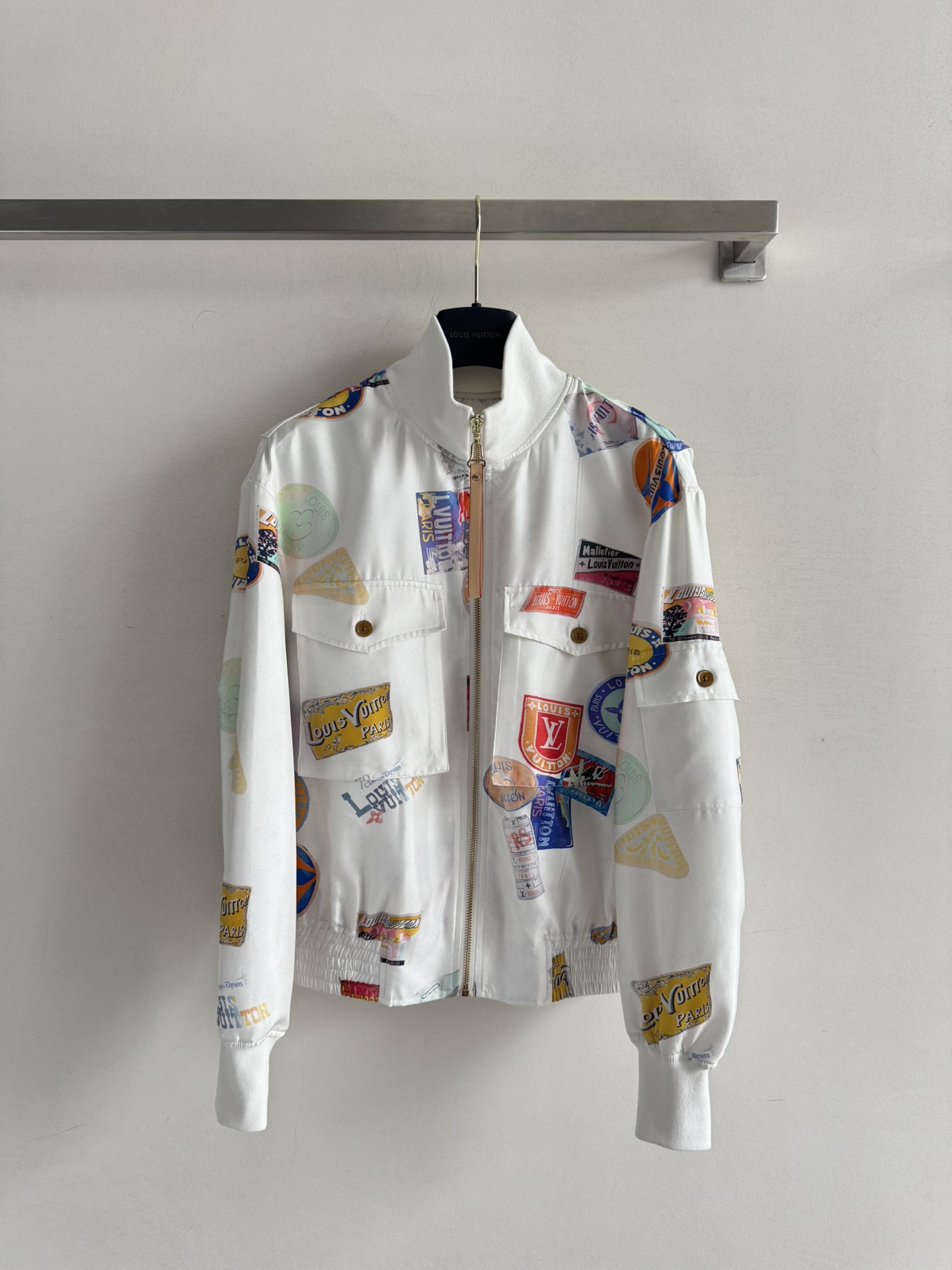 NO:429353,Louis Vuitto*2025 new style stand-up jacket jacket full of texture, double pocket decoration, ready-to-wear full of logo pattern prints as highlight design, high-profile highlight taste, elastic tightening of cuff hem, full of loose and fashionable outfit, and any combination is brilliant and fashionable SML,,louis vuitton, jackets & coats, jackets & coats, alexander wang19860909Louis Vuitto*2025新款 立领夹克外套 质感十足 双口袋装饰 成衣布满logo图案印花 作为亮点设计 高调彰显品味 袖口下摆弹力收紧 充分穿搭松弛与时尚魅力 随意搭配都出彩时髦 SML,,louis vuitton,jackets & coats,jackets & coats,alexander wang,Women's clothing