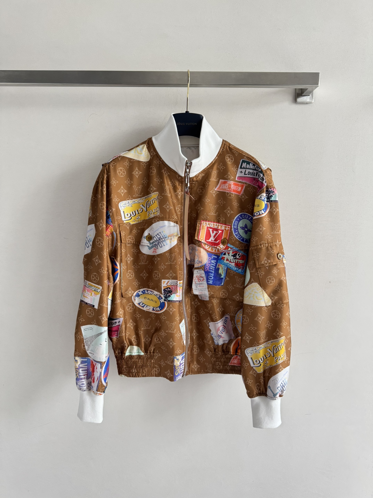 NO:429363,Louis Vuitto*2025 new style stand-up jacket jacket full of texture, double pocket decoration, ready-to-wear full of logo pattern prints as highlight design, high-profile highlight taste, elastic tightening of cuff hem, full of loose and fashionable outfit, and any combination is brilliant and fashionable SML,,louis vuitton, jackets & coats, jackets & coats, alexander wang19860909Louis Vuitto*2025新款 立领夹克外套 质感十足 双口袋装饰 成衣布满logo图案印花 作为亮点设计 高调彰显品味 袖口下摆弹力收紧 充分穿搭松弛与时尚魅力 随意搭配都出彩时髦 SML,,louis vuitton,jackets & coats,jackets & coats,alexander wang,Women's clothing