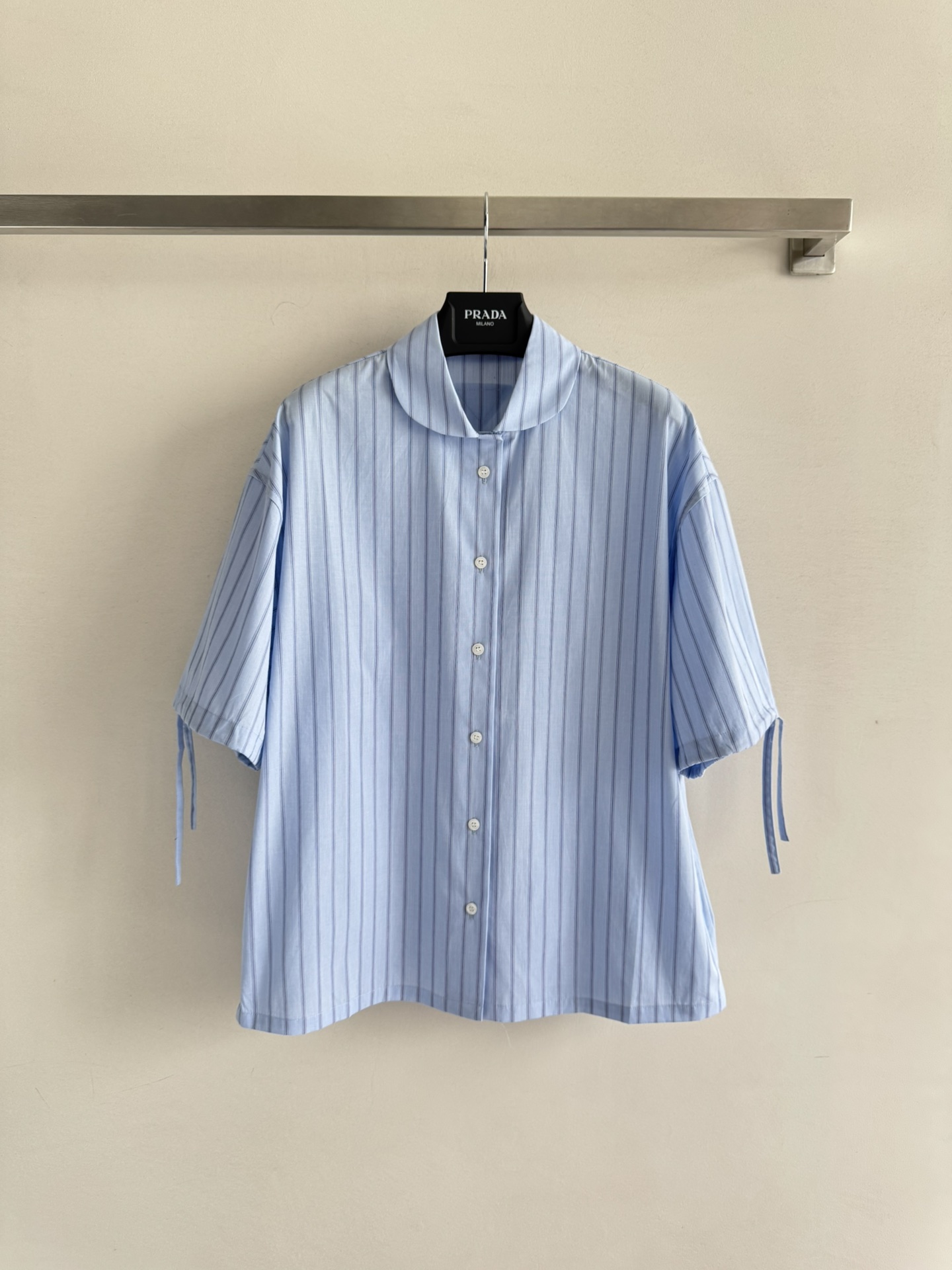 NO:430167,Prada*'s newest striped shirt fabric is comfortable and textured. Simple and classic striped salty and sweet retro doll collar has a loose style that is versatile and not picky. The cuff drawstring design is adjustable. The detail is directly pulled out in full minutes and it looks age-reducing. SML-, prada, alexander wang19860909Prada*新款条纹衬衣面料舒适有质感 简约经典的的条纹可盐可甜复古娃娃领的宽松版型百搭不挑人 袖口抽绳设计可调节 细节感直接拉满分分钟穿出减龄学院风SML-,,prada,alexander wang,Women's clothing