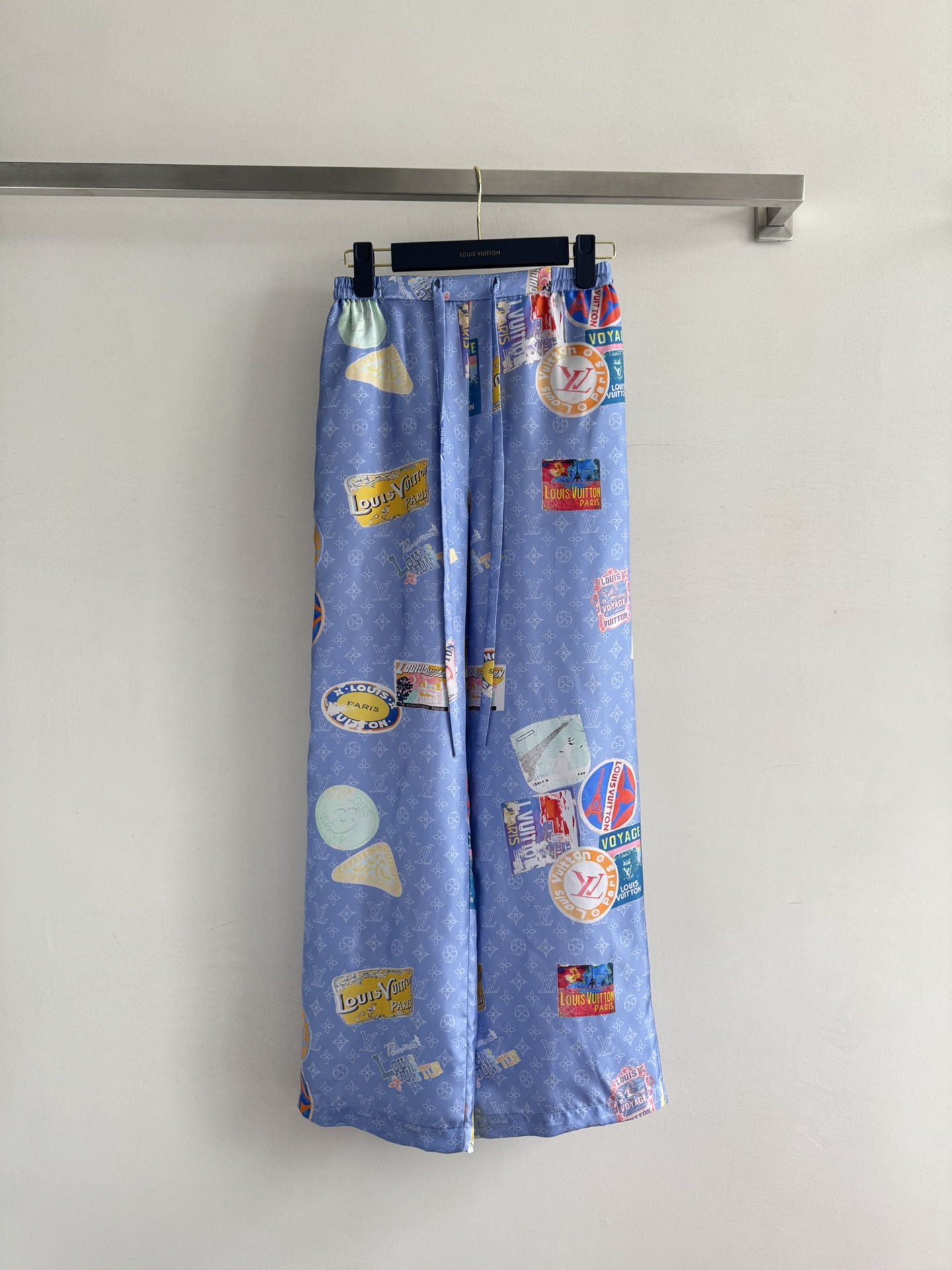 NO:430147,Louis Vuitto*25SS new drawstring straight silk trousers, made of twill material, the texture is simply beautiful!  The swaying and comfortable, the iconic printed pattern is interspersed with letters and logos, demonstrating the unique brand tone of Lv’s home, and the straight-tube style is easy to control!  Fashionable and atmospheric, every detail reveals a sense of high-end!  It can be matched with the same-colored top, and it can easily wear the upper body to express a noble temperament, allowing you to become a golden socialite in seconds!  SML, louis vuitton,louis vuitton,real silk,alexander wang19860909Louis Vuitto*25SS新款 抽绳直筒真丝长裤,采用斜纹绸材质,质感光泽简直美翻了！垂顺舒适,标志性的印花图案 穿插着字母徽标点缀,彰显出Lv家独特的品牌调性,直筒版型轻松驾驭！时髦大气,每一处细节都透露出高级感！可搭配同系上衣,成套上身轻松穿出高贵气质,让你秒变干金名媛！SML,,louis vuitton,louis vuitton,real silk,alexander wang,Women's clothing