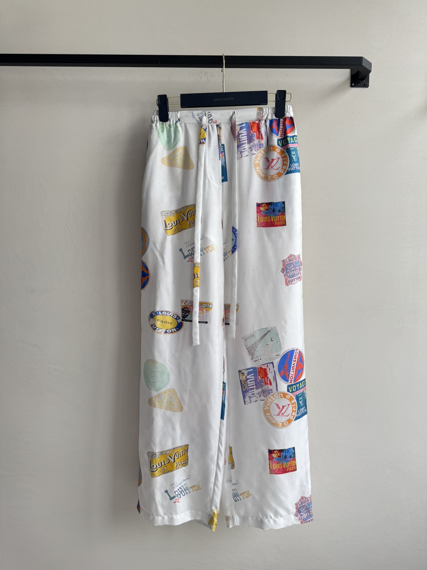 NO:430157,Louis Vuitto*25SS new drawstring straight silk trousers, made of twill material, the texture is simply beautiful!  The swaying and comfortable, the iconic printed pattern is interspersed with letters and logos, demonstrating the unique brand tone of Lv’s home, and the straight-tube style is easy to control!  Fashionable and atmospheric, every detail reveals a sense of high-end!  It can be matched with the same-colored top, and it can easily wear the upper body to express a noble temperament, allowing you to become a golden socialite in seconds!  SML, louis vuitton,louis vuitton,real silk,alexander wang19860909Louis Vuitto*25SS新款 抽绳直筒真丝长裤,采用斜纹绸材质,质感光泽简直美翻了！垂顺舒适,标志性的印花图案 穿插着字母徽标点缀,彰显出Lv家独特的品牌调性,直筒版型轻松驾驭！时髦大气,每一处细节都透露出高级感！可搭配同系上衣,成套上身轻松穿出高贵气质,让你秒变干金名媛！SML,,louis vuitton,louis vuitton,real silk,alexander wang,Women's clothing