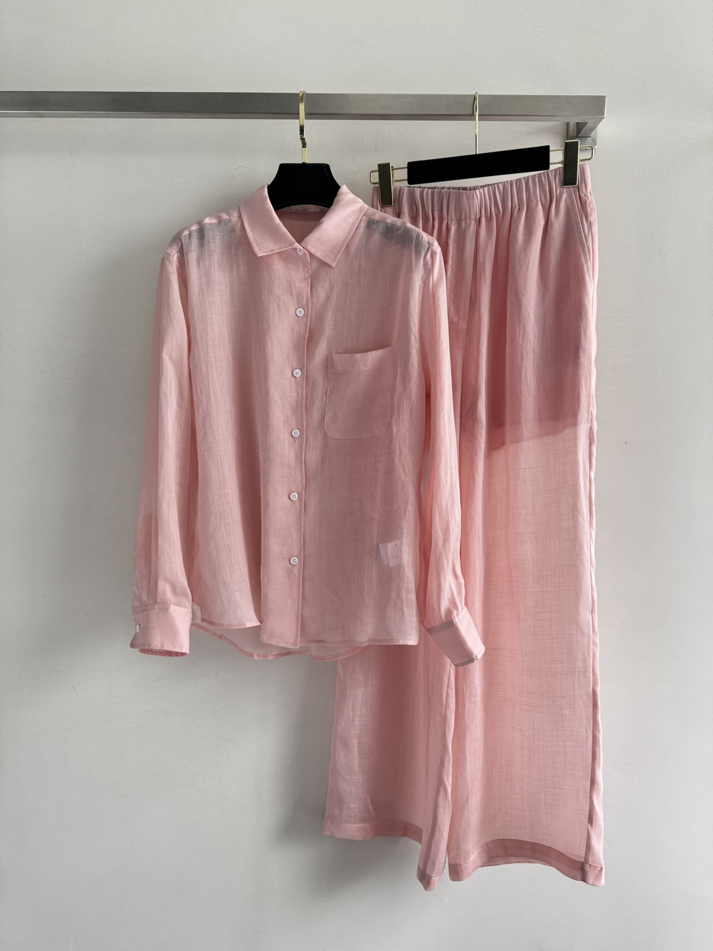 NO:430177,Loro Pian*25SS new style, fashionable and casual linen suit is loose, comfortable and versatile, easy to control is a very popular fashion style at the moment. This suit is very exquisite in both design and material. The perfect combination of shirts and pants can make you feel relaxed in travel. Minimalism is not monotonous and looks advanced!  Must-have for daily leisure ~SML, loro piana,shirts,alexander wang19860909Loro Pian*25SS新款 时尚休闲亚麻套装宽松舒适百搭,轻松驾驭是当下非常流行的时尚风格 这套装无论是从设计还是材质上都非常的考究.衬衫和裤子完美搭配上身可以让你感受轻松出行.极简主义也不单调且显高级！日常休闲必备～SML,,loro piana,shirts,alexander wang,Women's clothing