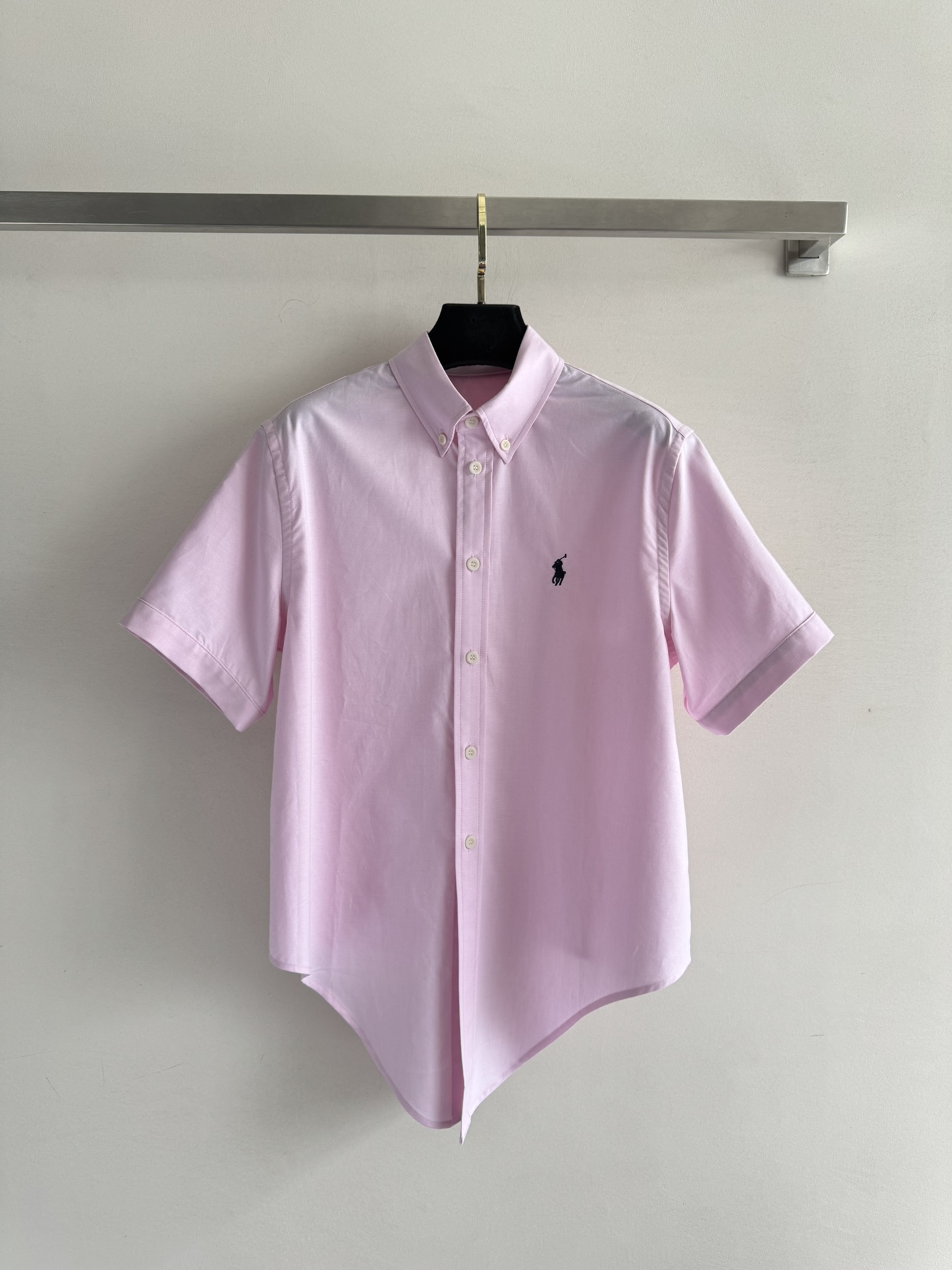 NO:430172,Ralph Laur's newest shirt, pure cotton material, comfortable and breathable, pony logo embroidery on the chest, full of details, solid color, clean and neat, casual silhouette design, easy to hide the belly, hem can be strapped, casual and comfortable, and directly pull it all over, easily wear it with a relaxed feeling, SML-,,loro piano,alexander wang19860909Ralph Laur*新款衬衣 纯棉材质舒适透气 胸前小马标刺绣细节感满满的 纯色干净利落 随性的廓形设计轻松藏住小肚腩 下摆可绑带设计 显休闲风格随性自在舒适度直接拉满,轻松穿出松弛感SML-,,loro piana,alexander wang,Women's clothing