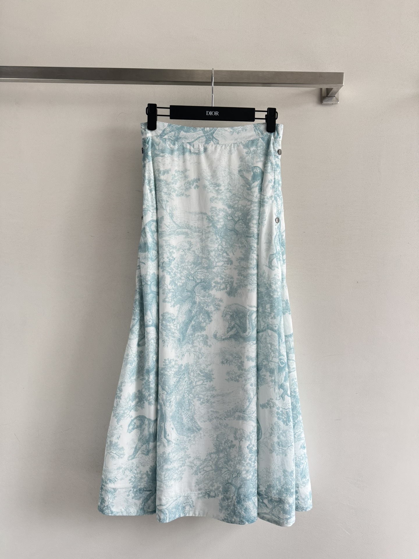 NO:430739,Dio*25 new skirt light green Juyi animal jungle print pattern has a summer atmosphere and a high waistline design. The smooth tailoring presents a large skirt hem to cover the flesh and make you look slimming. Whether it is tall or small, you can easily control the length of the skirt. It can not only modify the leg shape, but also show your elegant temperament. Whether it is matched with a simple T-shirt, an elegant shirt, or a retro sweater, you can easily create different styles. You are the girlSML-,,dior, skirts,shirts,tees, t-shirt,alexander wang that is at the forefront of fashion.19860909Dio*25新款半裙淡绿色茹伊动物丛林印花图案超级有夏天氛围感高腰线的设计 流畅的剪裁呈现大裙摆 遮肉显瘦 无论是高个子还是小个子,都能轻松驾驭半裙的长度也刚刚好 既能修饰腿型,又能展现你的优雅气质 无论是搭配简单的T恤、优雅的衬衫,还是复古的针织衫,都能轻松打造出不同的风格.你就是那个走在时尚前沿的girlSML-,,dior,skirts,shirts,tees，t-shirt,alexander wang,Women's clothing