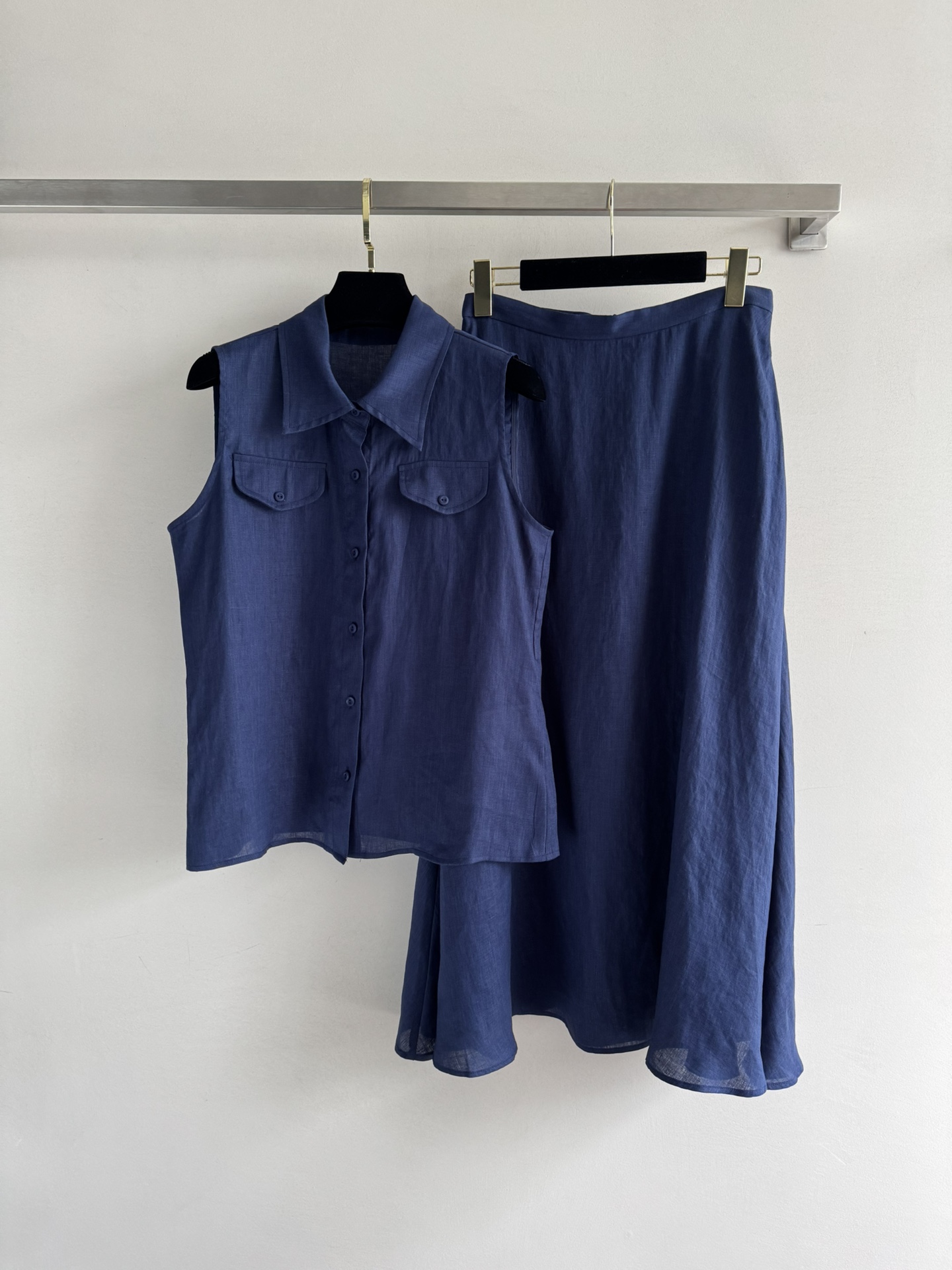 NO:430745,COLOMB*25SS new sleeveless shirt set, customized linen fabric, light, soft, comfortable and breathable, double pocket design of shirt and A-line skirt, instantly turning into a temperament goddess to look so tender!  Fashionable and versatile, simple and cool!  SML, skirts,shirts,alexander wang19860909COLOMB*25SS新款无袖衬衫套装,定制亚麻面料,轻薄柔软舒适透气,衬衫双口袋设计搭配A字半身裙.秒变气质女神显嫩绝绝子！时尚百搭,简约又不失酷飒！SML,,skirts,shirts,alexander wang,Women's clothing