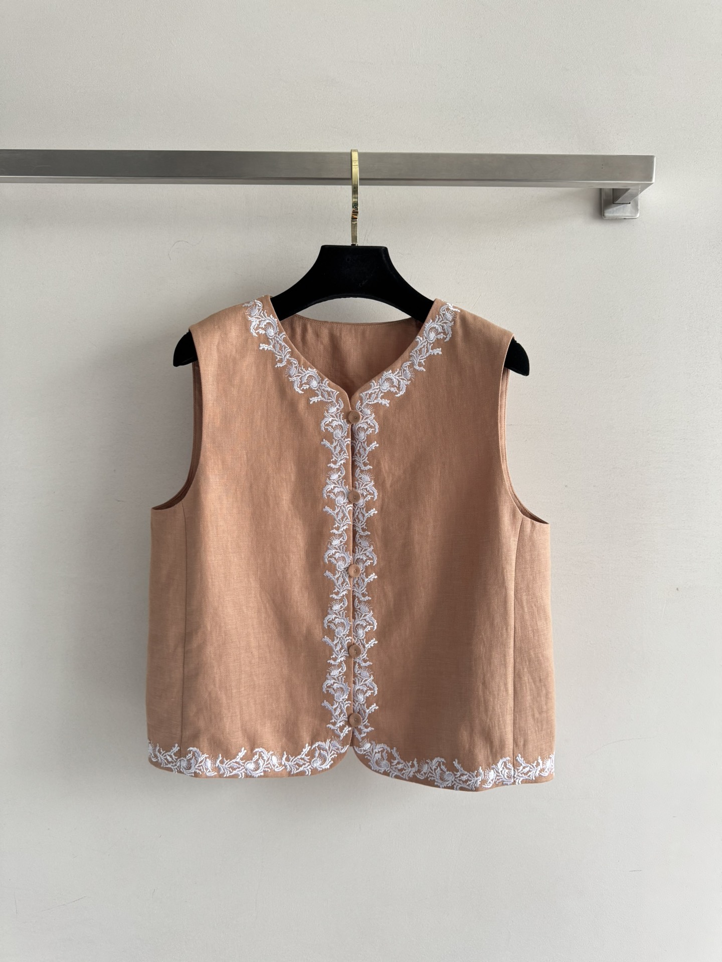 NO:430732,Loro Pian's newest embroidered linen vest, exotic floral totem embroidery as three-dimensional and exquisite as a relief. At first glance, it is a big brand high-end feeling for imported linen fabrics. It has a very obvious texture and texture. The appearance texture is stronger than ordinary linen. Many tops are breasted. It can be matched with series of pants. A set of upper bodies is super suitable for casual vacation outfits. It is equipped with a suspender inside. It is casual and casual and beautiful. It is very high-end SML-, loro piano, alexander wang19860909Loro Pian*新款刺绣亚麻马甲 异域风情的花卉图腾刺绣如浮雕般立体精美 一眼就是大牌高级感进口客供亚麻面料,很明显的肌理感,外观质感抗皱性比一般的亚麻强出许多上衣是排扣设计 可搭配系列裤子 一套上身超级适合休闲度假穿搭,里面再搭个吊带,休闲随意又美的很高级SML-,,loro piana,alexander wang,Women's clothing