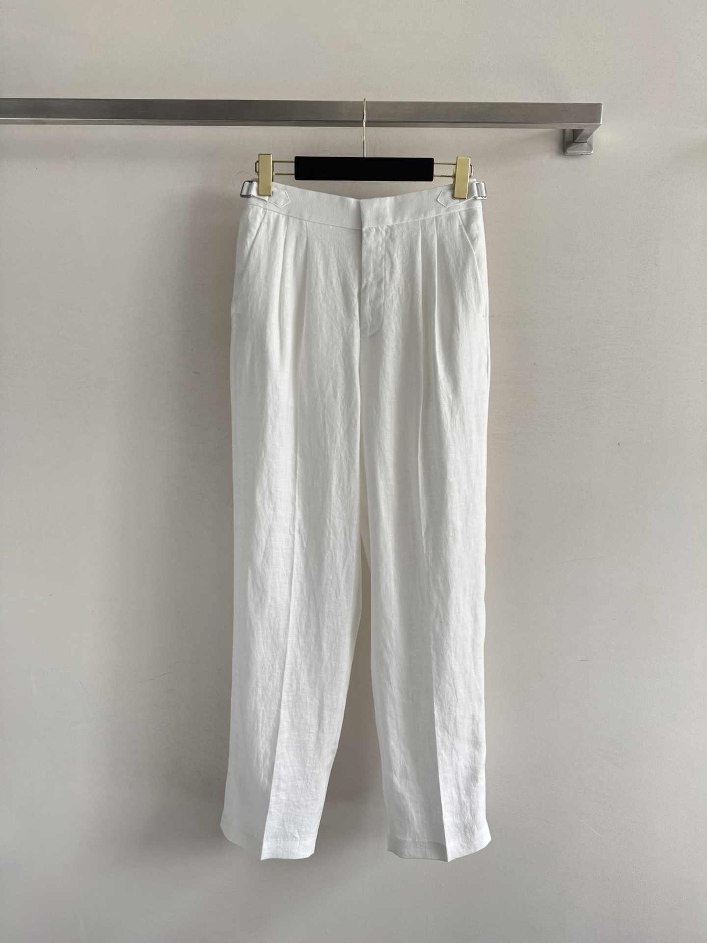 NO:430735,Loro Pian's newest linen pants are imported from customers. The texture is very obvious, and the appearance texture is much stronger than ordinary linen. It is very pleasant to absorb and breathable. It is comfortable and not stuffy in summer~ The high-waisted version can be called a 'leg fine manufacturing machine' to easily lengthen the leg lines, creating a sense of long legs. Advanced and casual and lazy. It can be matched with a series of vests. The overall outfit is simple but not lacking in high-end SML-,,loro piano,alexander wang19860909Loro Pian*新款亚麻裤子进口客供亚麻面料,很明显的肌理感,外观质感抗皱性比一般的亚麻强出许多 吸湿透气上非常赞,夏季穿舒适不会闷热～ 高腰版型堪称“腿精制造机”轻松拉长腿部线条,打造大长腿既视感 高级拿捏随意慵懒感 可搭配系列马甲 整体穿搭简约却不失高级感SML-,,loro piana,alexander wang,Women's clothing