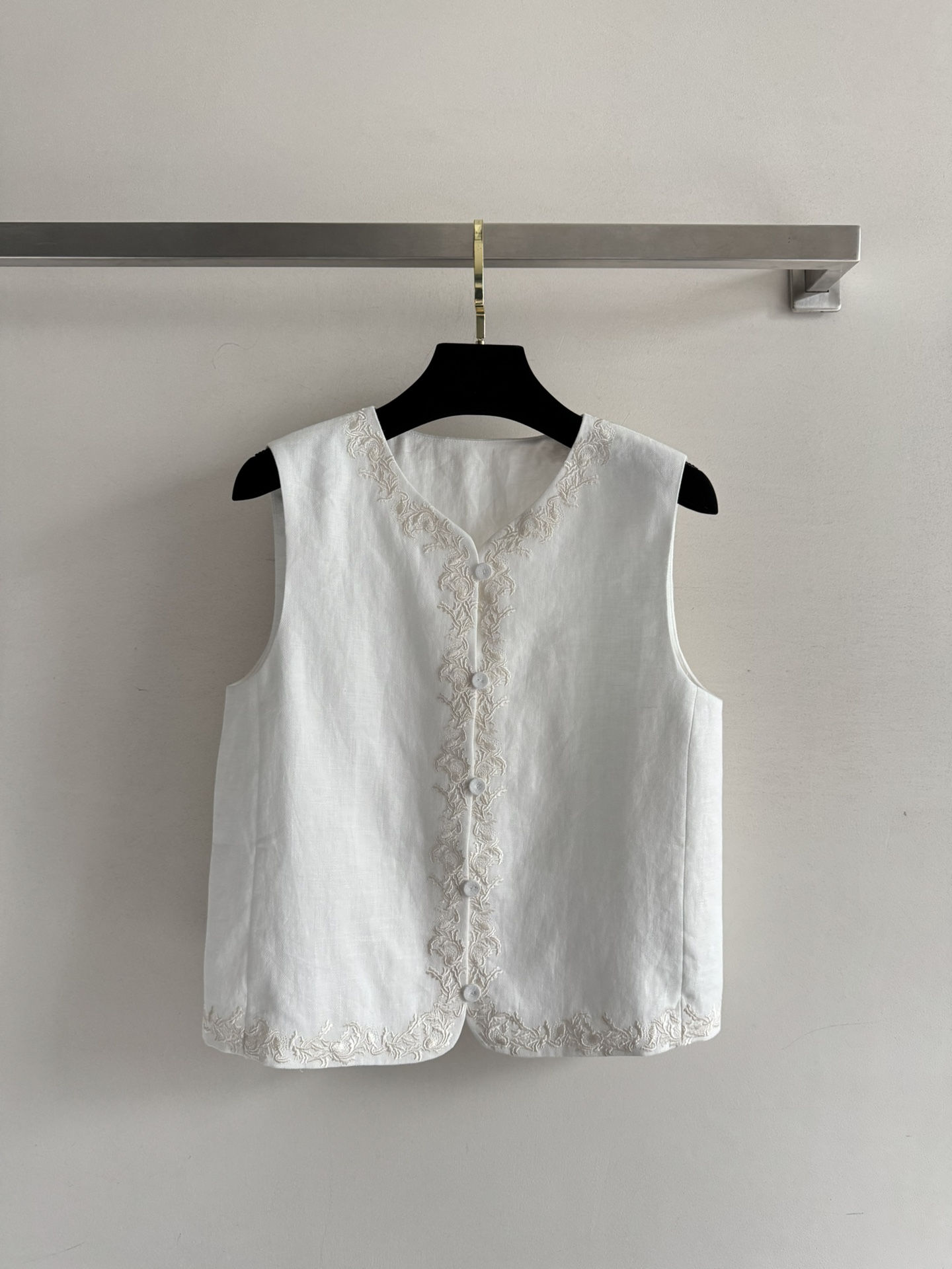 NO:431506,Loro Pian's newest embroidered linen vest, exotic floral totem embroidery as three-dimensional and exquisite as a relief. At first glance, it is a big brand high-end feeling for imported linen fabrics. It has a very obvious texture and texture. The appearance texture is stronger than ordinary linen. Many tops are breasted. It can be matched with series of pants. A set of upper bodies is super suitable for casual vacation outfits. It is equipped with a suspender inside. It is casual and casual and beautiful. It is very high-end SML-, loro piano, alexander wang19860909Loro Pian*新款刺绣亚麻马甲 异域风情的花卉图腾刺绣如浮雕般立体精美 一眼就是大牌高级感进口客供亚麻面料,很明显的肌理感,外观质感抗皱性比一般的亚麻强出许多上衣是排扣设计 可搭配系列裤子 一套上身超级适合休闲度假穿搭,里面再搭个吊带,休闲随意又美的很高级SML-,,loro piana,alexander wang,Women's clothing