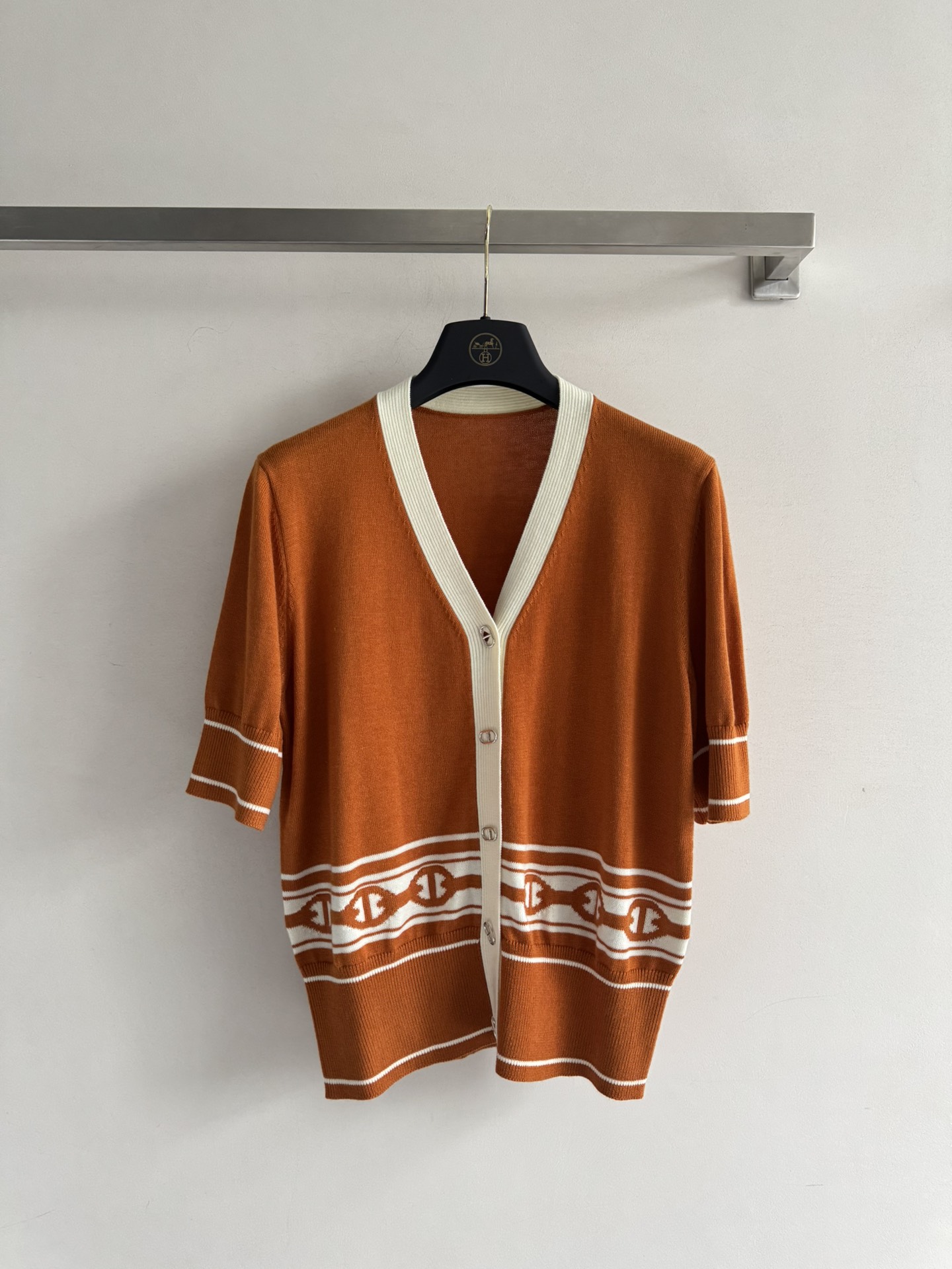 NO:431511,Herme*25SS new short-sleeved knitted cardigan, contrasting V-neck design, threaded piping cuffs, narrow hem, low edge, regular version, simple, fashionable and generous, elegant and intellectual on the upper body!  Two-color SML, hermes, T-shirt, alexander wang19860909Herme*25SS新款短袖针织开衫 撞色V领设计 螺纹滚边袖口 下摆窄版边低 常规版型 简约时尚大方 上身优雅知性！两色SML,,hermes,T-shirt,alexander wang,Women's clothing