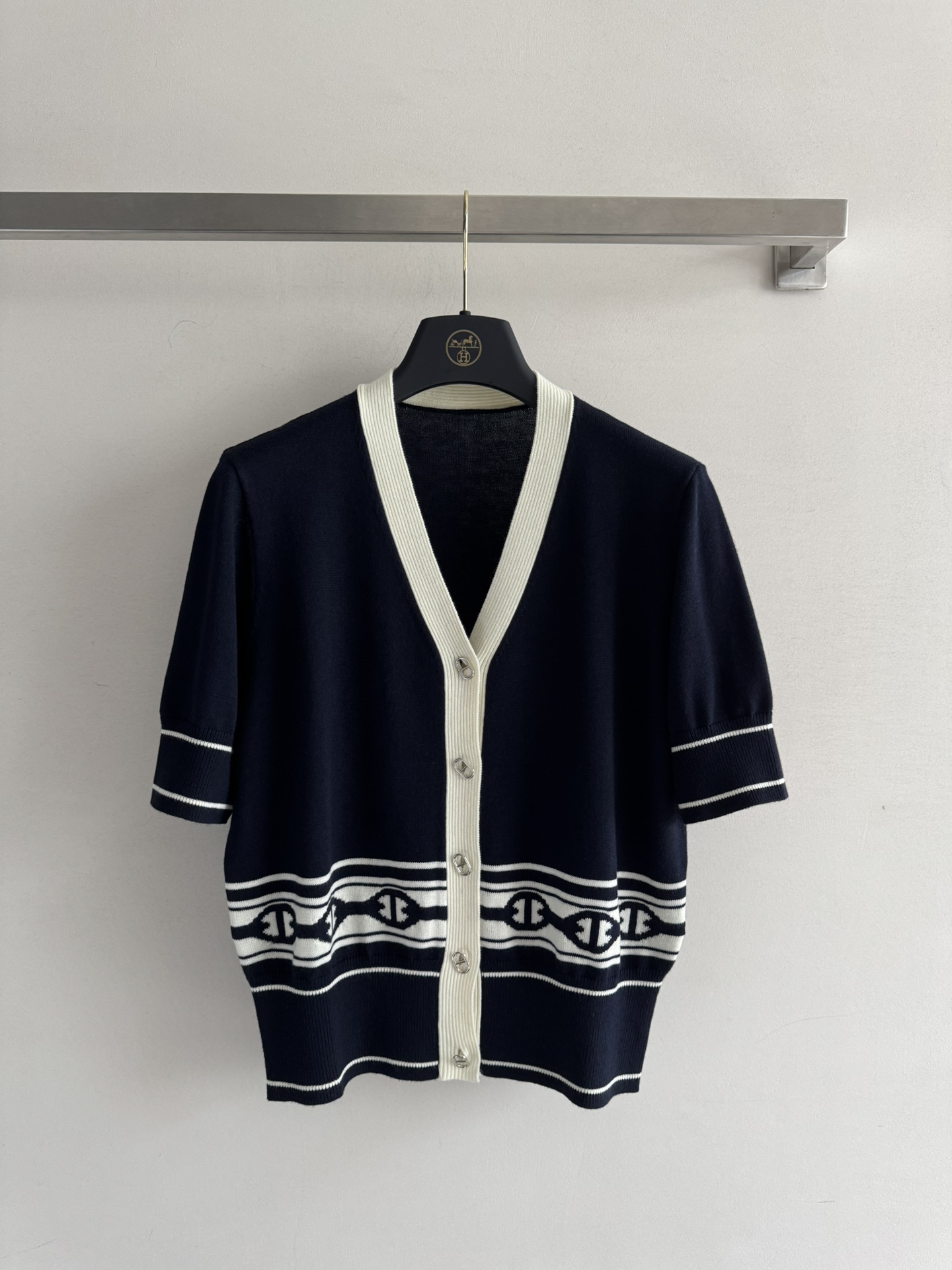 NO:431521,Herme*25SS new short-sleeved knitted cardigan, contrasting V-neck design, threaded piping cuffs, narrow hem, low edge, regular version, simple, fashionable and generous, elegant and intellectual on the upper body!  Two-color SML, hermes, T-shirt, alexander wang19860909Herme*25SS新款短袖针织开衫 撞色V领设计 螺纹滚边袖口 下摆窄版边低 常规版型 简约时尚大方 上身优雅知性！两色SML,,hermes,T-shirt,alexander wang,Women's clothing