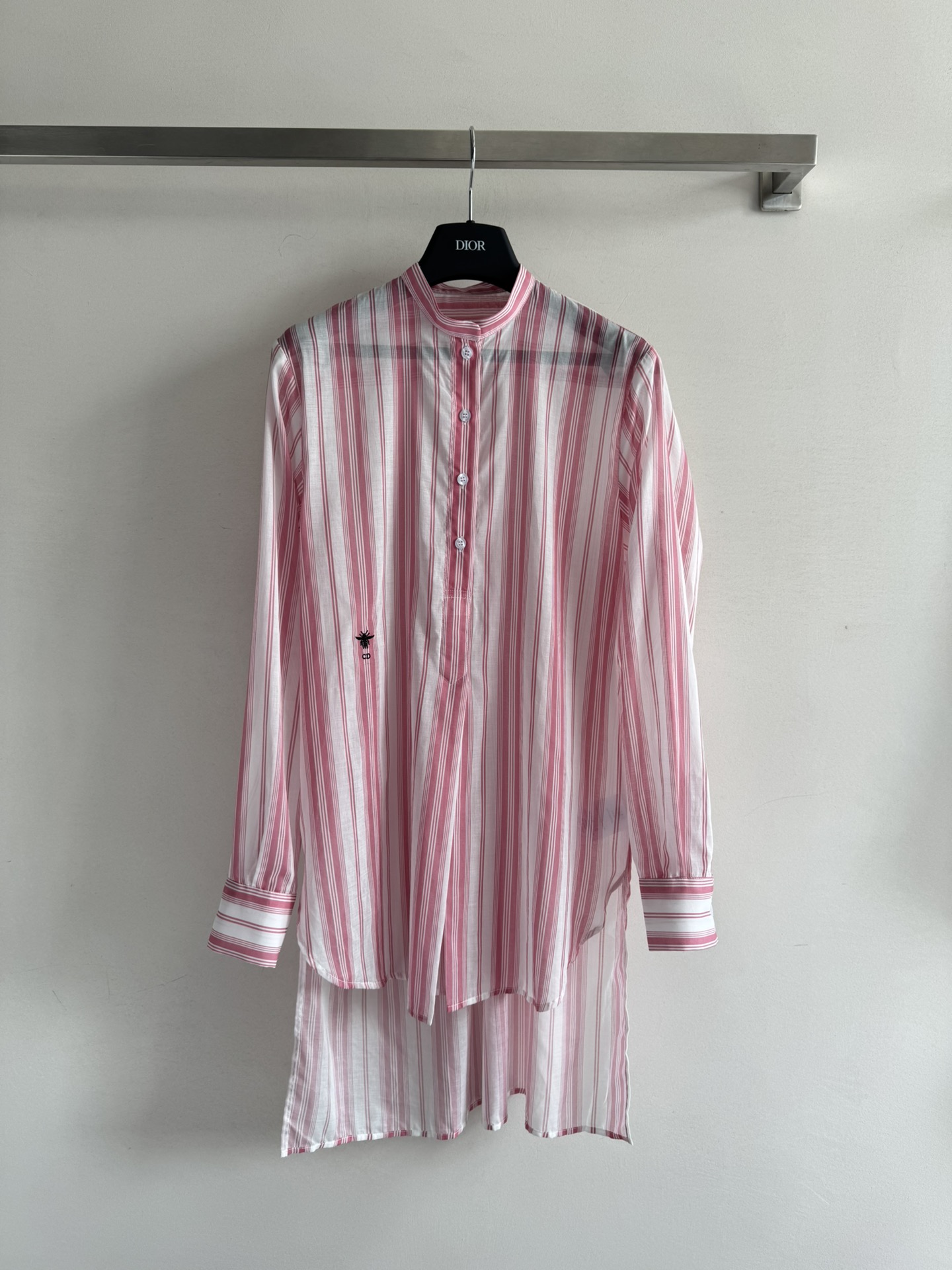 NO:432240,Dio*2025 new striped bee embroidered shirt is a must-have for refreshing summer. The half-open chest design is short in front and long in the back. The hem is paired with the bee CD letter embroidered logo decoration on the waist. The upper body is full of lazy elite atmosphere. The exquisiteness of the skirt or pants is instantly improved. It can be controlled on daily commuting and vacation. It is easy to wear and express a fashionable look!  SML, dior, skirts,shirts,alexander wang19860909Dio*2025新款条纹小蜜蜂刺绣衬衫 清爽夏日必备 胸前半开襟设计前短后长 下摆搭配腰侧蜜蜂CD字母刺绣徽标装饰 上身充满慵懒精英气息 随意搭配半裙或裤子精致度瞬间提升 日常通勤度假都可驾驭的 轻松穿搭出洋气感！SML,,dior,skirts,shirts,alexander wang,Women's clothing