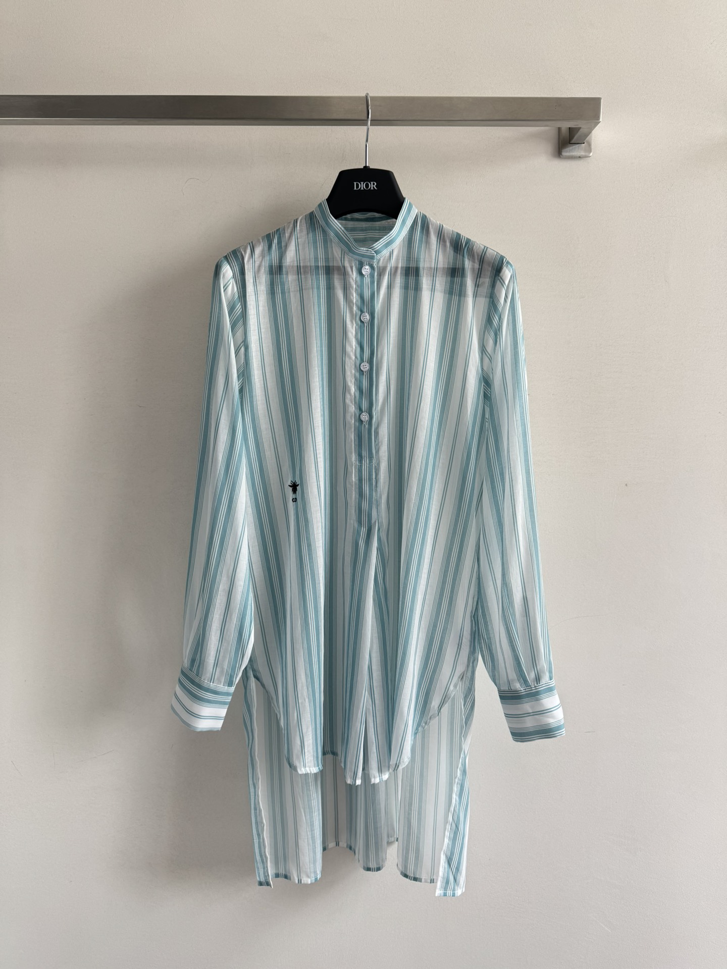 NO:432248,Dio*2025 new striped bee embroidered shirt is a must-have for refreshing summer. The half-open chest design is short in front and long in the back. The hem is paired with the bee CD letter embroidered logo decoration on the waist. The upper body is full of lazy elite atmosphere. The exquisiteness of the skirt or pants is instantly improved. It can be controlled on daily commuting and vacation. It is easy to wear and express a fashionable look!  SML, dior, skirts,shirts,alexander wang19860909Dio*2025新款条纹小蜜蜂刺绣衬衫 清爽夏日必备 胸前半开襟设计前短后长 下摆搭配腰侧蜜蜂CD字母刺绣徽标装饰 上身充满慵懒精英气息 随意搭配半裙或裤子精致度瞬间提升 日常通勤度假都可驾驭的 轻松穿搭出洋气感！SML,,dior,skirts,shirts,alexander wang,Women's clothing