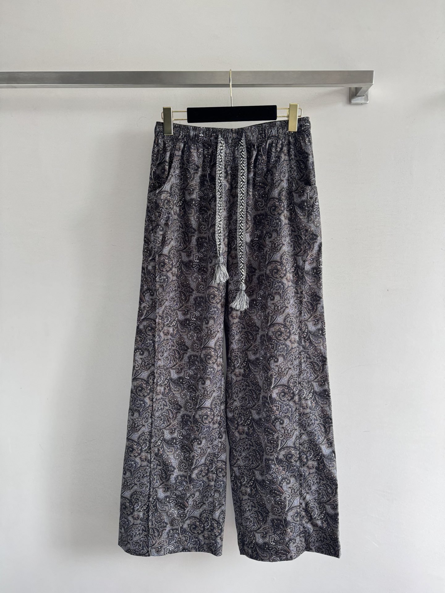 NO:432283,COTEMP*25SS retro Nolley wide-leg printed trousers will feel a delicate flow when walking, like a soft track in the air. The color scheme is low-key but rich in detail, paired with drawstrings and randomly surrounded by contrasting scarves, the whole look seems to have just returned from the journey and ready to set off again at any time. SML, alexander wang19860909COTEMP*25SS复古Nolley阔腿印花长裤 走动时会有微妙的飘逸感,像在空气中划出柔软的轨迹.配色低调但富有细节,搭配抽绳边饰和随意围绕的撞色小丝巾,一整个look像是刚从旅途中归来,又随时准备再出发.SML,,alexander wang,Women's clothing