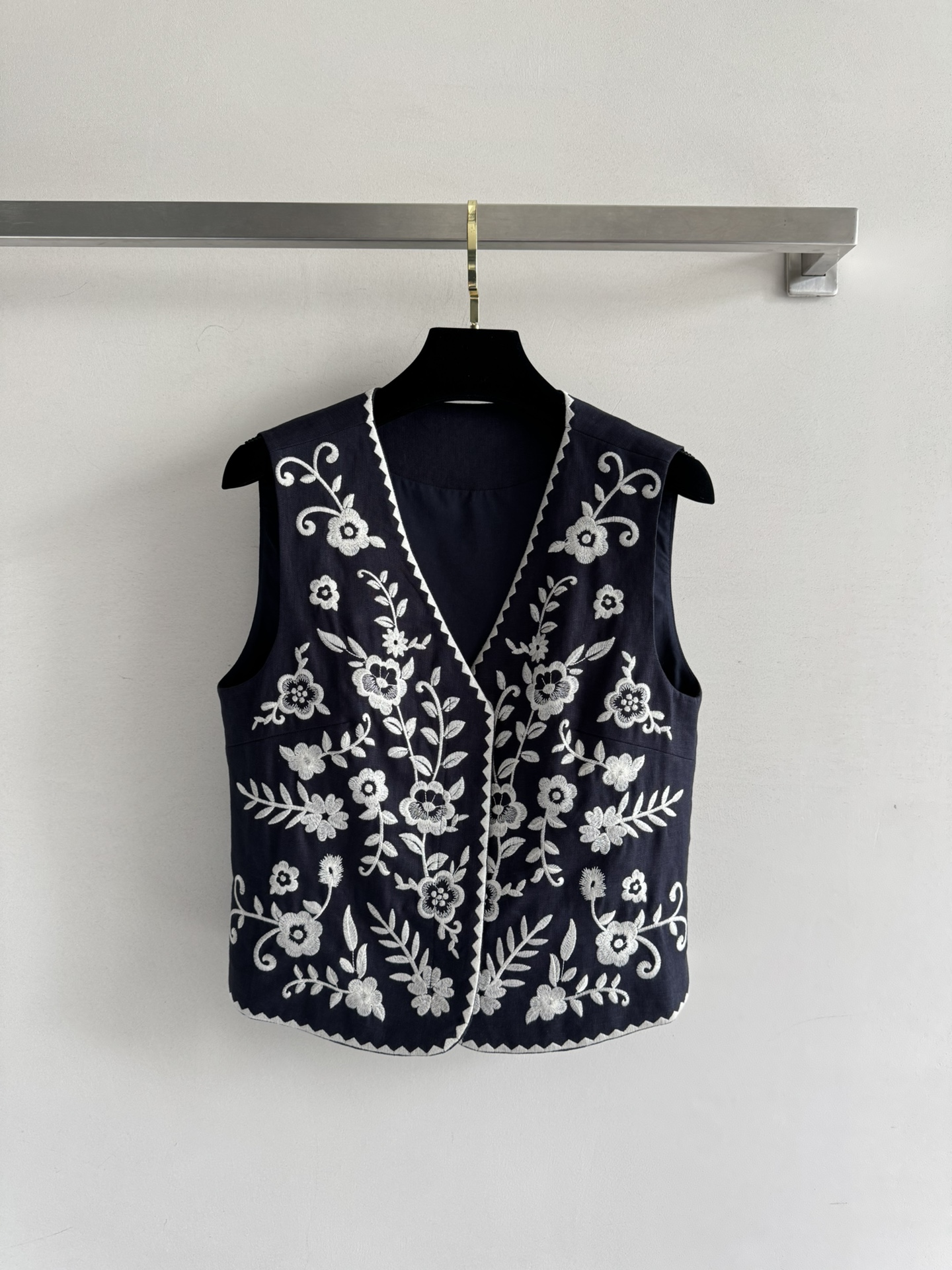 NO:433140,SS new style, heavy industry embroidered linen vest, exotic floral totem embroidery as three-dimensional and exquisite as a relief. It is of grade and high-end at first glance. It is imported linen fabrics with obvious texture, and the appearance texture is more wrinkle-resistant than ordinary linen. Many are suitable for casual vacation outfits. A suspender is fitted inside. It is casual and casual and beautiful. SML-, alexander wang19860909SS新款 重工绣花亚麻马甲 异域风情的花卉图腾刺绣如浮雕般立体精美 一眼就是档次与高级感进口客供亚麻面料,很明显的肌理感,外观质感抗皱性比一般的亚麻强出许多适合休闲度假穿搭,里面再搭个吊带,休闲随意又美的很高级SML-,,alexander wang,Women's clothing