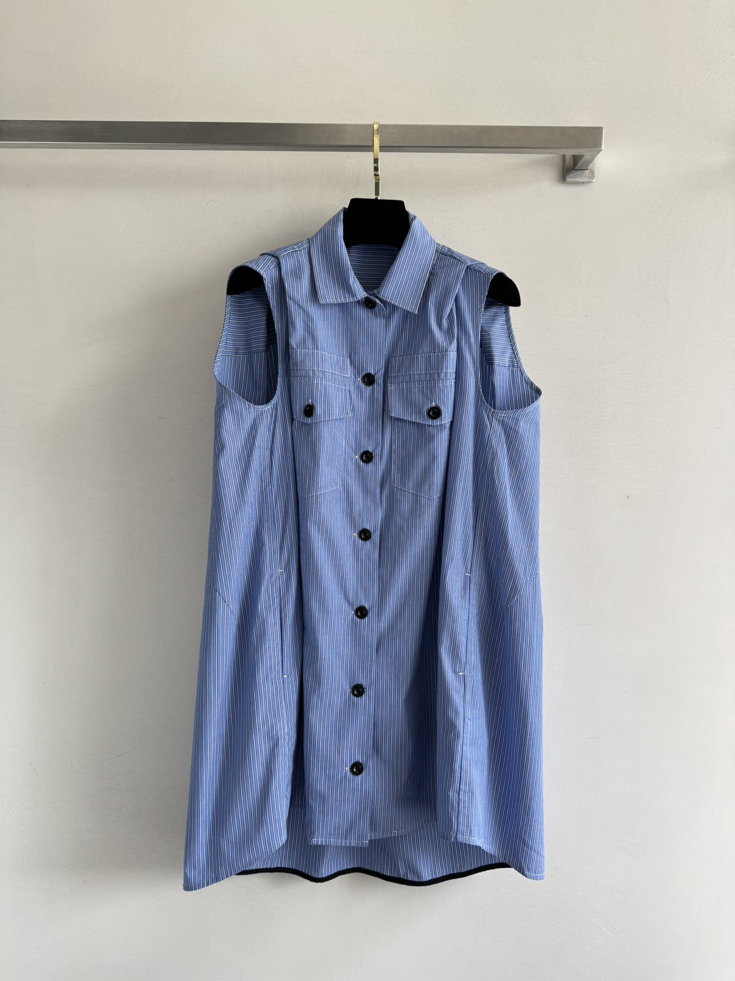 NO:433179,saca*25SS new style vertical striped sleeveless shirt skirt classic lapel with double pockets fashionable and outdated, irregular tailoring front short and long back design casual and age-reducing, simple and fashionable striped controls quickly buy SML-,, skirts, shirts, alexander wang19860909saca*25SS新款 竖条纹无袖衬衫裙 经典翻领搭配双口袋时髦不过时 不规则剪裁前短后长设计 休闲减龄,简约时尚 条纹控们快入手SML-,,skirts,shirts,alexander wang,Women's clothing