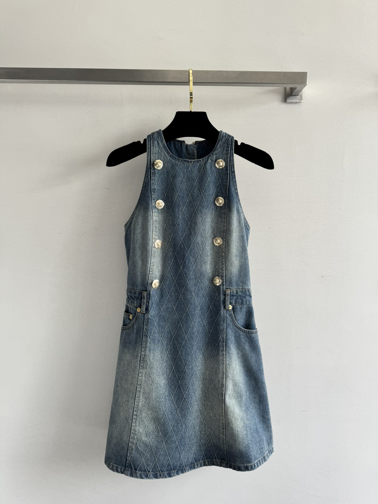 NO:433143,Balmai*25SS new denim sleeveless dress adopts heavy-duty double-row metal button design, three-dimensional tailoring, perfect waist-hugging slim fit, French light luxury style, celebrity temperament, the upper body is very delicate, fashionable and atmospheric, super recommended SMML-,,balmain,skirts,alexander wang19860909Balmai*25SS新款 牛仔无袖连衣裙采用重工双排金属扣设计立体剪裁完美收腰修身版型 显瘦又高级 法式轻奢风 名媛气质 上身非常显精致感 时尚又大气超推荐ＳＭＬ-,,balmain,skirts,alexander wang,Women's clothing