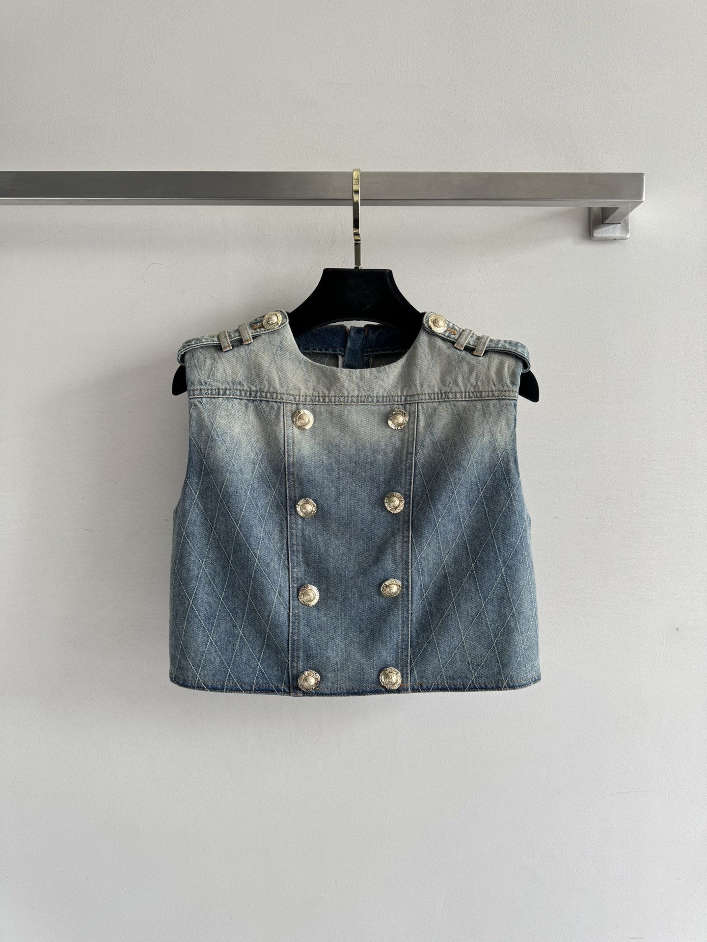 NO:433150,Balmai*25SS new style diamond quilting craft tannin denim vest three-dimensional tailoring H-shaped short upper body looks tall, elegant temperament, modern and playful, retro washing effect, customized metal buckle embellishment with white and rich beauty essential high-end items!  SML, balmain, alexander wang19860909Balmai*25SS新款 菱格绗缝工艺丹宁牛仔马甲立体剪裁H版型小短款上身显高挑,气质优雅摩登俏皮,复古洗水效果 定制金属扣点缀白富美必备高级单品！SML,,balmain,alexander wang,Women's clothing