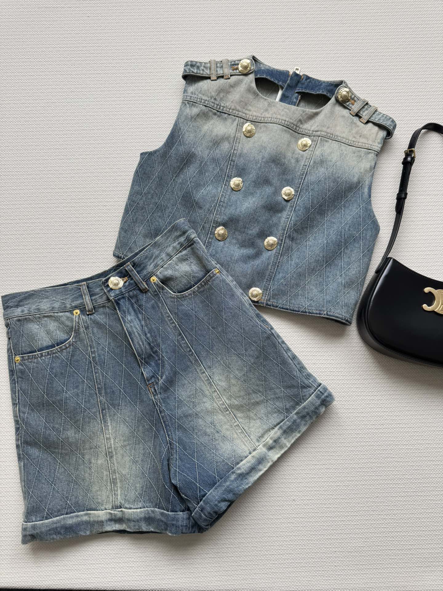 NO:433155,Balmai*25 summer new style, diamond quilting craftsmanship denim curly shorts, three-dimensional tailored high-waisted style, top body looks tall, elegant temperament, modern and playful, retro washing effect, customized metal buckle embellishment with white and rich beauty, must-have high-end items!  SML, balmain, shorts, alexander wang19860909Balmai*25夏季新款 菱格绗缝工艺丹宁牛仔卷边短裤立体剪裁高腰版型上身显高挑,气质优雅摩登俏皮,复古洗水效果 定制金属扣点缀白富美必备高级单品！SML,,balmain,shorts,alexander wang,Women's clothing