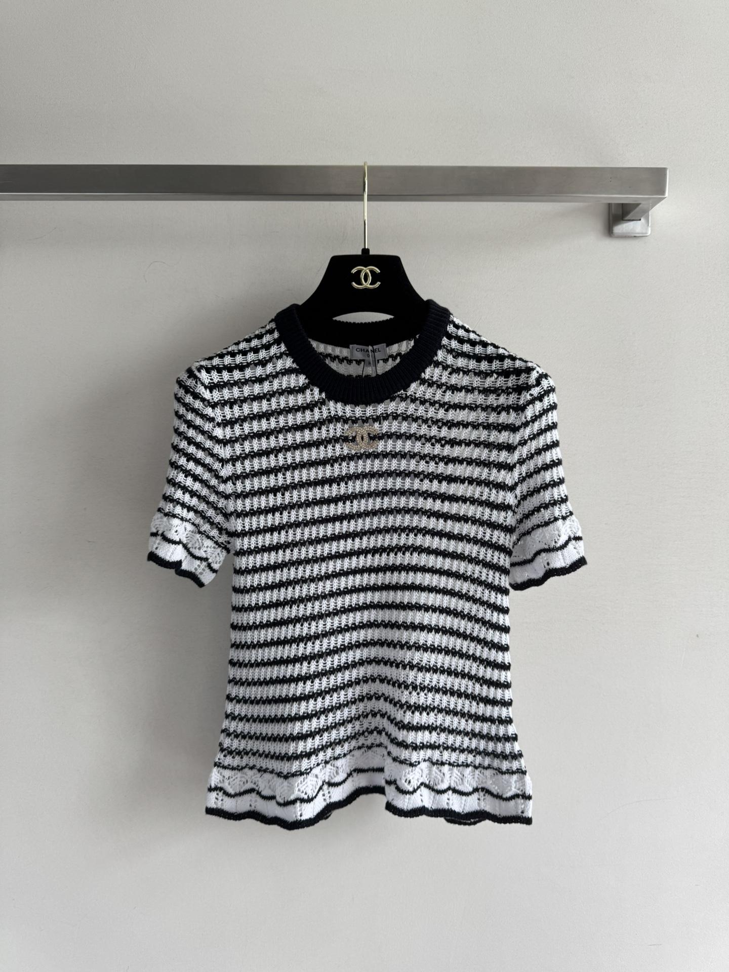 NO:433734,CHANE*25SS new contrasting striped short-sleeved sweater, classic double C printed decoration embellishment, round neck contrasting design, adding characteristics, simple and versatile, soft and comfortable texture, full and delicate woven surface, regular style, free and unrestrained upper body, and can be worn on daily commute!  3 colors SML, chanel, T-shirt, alexander wang19860909CHANE*25SS新款撞色条纹短袖针织衫 经典双C印花装饰点缀,圆领撞色设计,增添特色,简洁百搭,质感柔软舒适,织面饱满细腻常规版型上身自在无束缚,日常通勤都可穿！3色SML,,chanel,T-shirt,alexander wang,Women's clothing