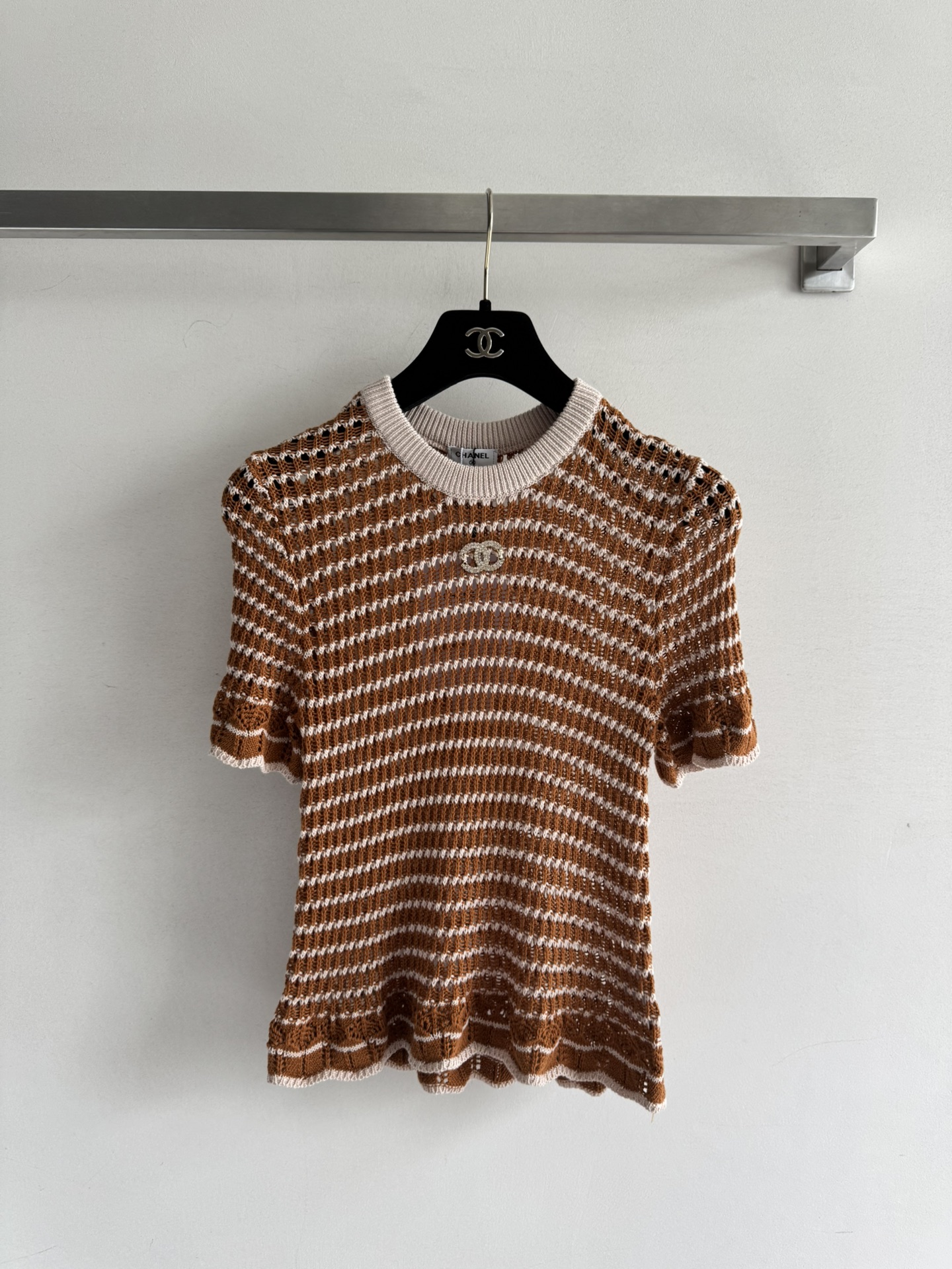 NO:433737,CHANE*25SS new style striped hollow short-sleeved sweater classic double C decorative embellishment, cuff hem design is lace to add characteristics, simple and versatile, soft and comfortable texture, full and delicate and close-fitting style, you can wear it for daily commuting!  3 colors SML, chanel, T-shirt, alexander wang19860909CHANE*25SS新款 条纹镂空短袖针织衫 经典双C装饰点缀,袖口下摆采用花边设计,增添特色,简洁百搭,质感柔软舒适,织面饱满细腻贴身版型 日常通勤都可穿！3色SML,,chanel,T-shirt,alexander wang,Women's clothing