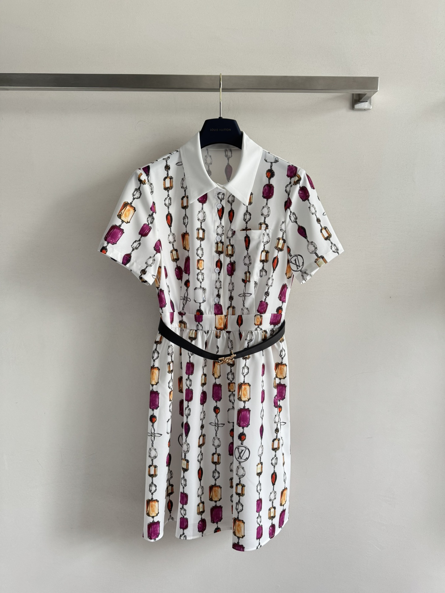 NO:433729,Louis Vuitto*25SS new printed belt dress classic lapel, you can control it in daily life, just right silhouette cut, adapt to different occasions, matched with Logo letter belt to make the look fashionable and add points, and the upper body instantly extends the height proportion!  It's simply a slimming tool, covering your flesh and slimming, and you can control SML for any body, louis vuitton, skirts, alexander wang19860909Louis Vuitto*25SS新款 印花腰带连衣裙 经典翻领,日常都可以驾驭,恰到好处的廓形剪裁,应变不同场合需求,搭配Logo字母腰带更让造型时髦加分,上身瞬间拉长身高比例！简直就是显瘦神器,遮肉显瘦,什么身材都可驾驭SML,,louis vuitton,skirts,alexander wang,Women's clothing