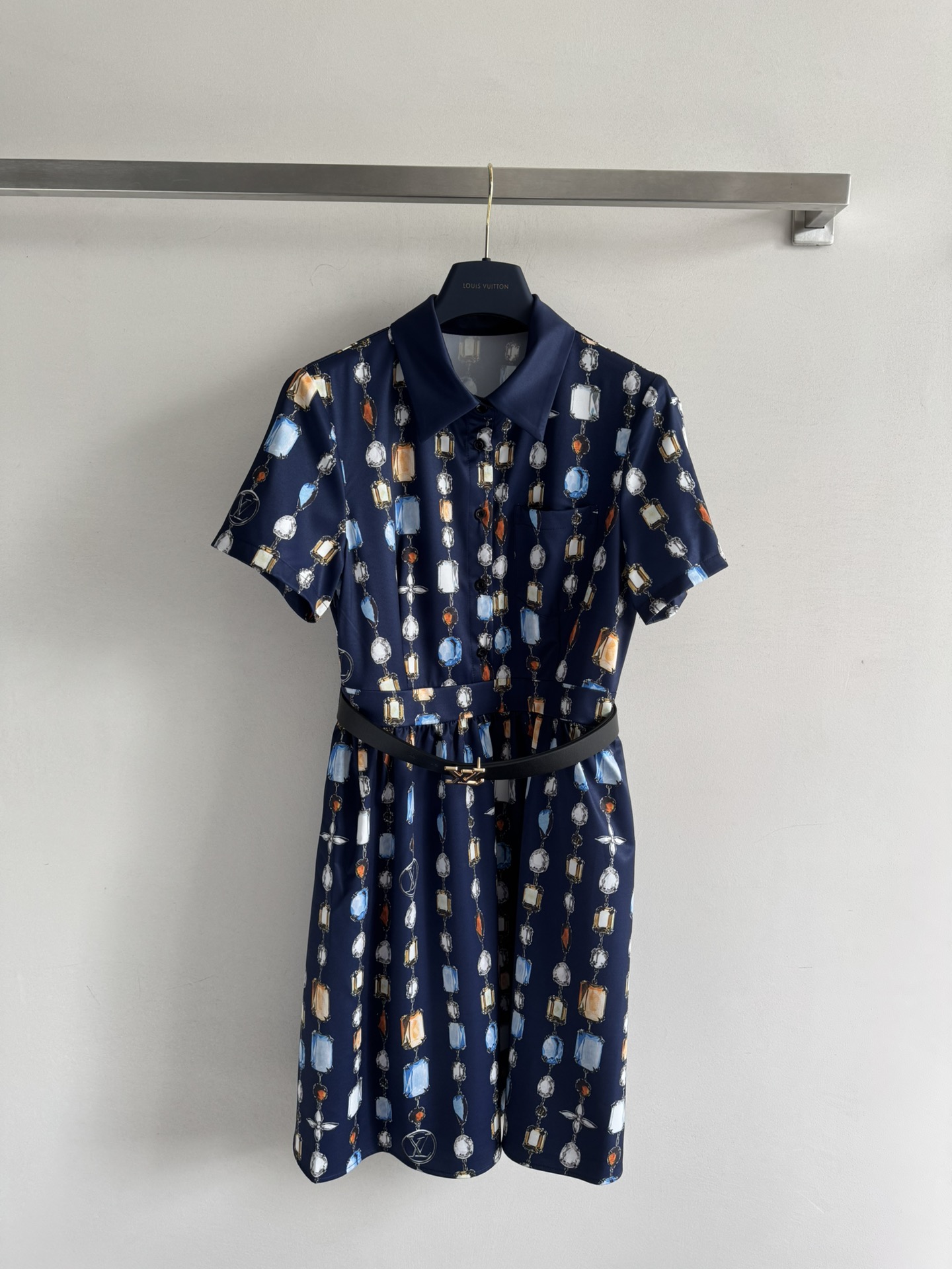 NO:433723,Louis Vuitto*25SS new printed belt dress classic lapel, you can control it in daily life, just right silhouette cut, adapt to different occasions, matched with Logo letter belt to make the look fashionable and add points, and the upper body instantly extends the height proportion!  It's simply a slimming tool, covering your flesh and slimming, and you can control SML for any body, louis vuitton, skirts, alexander wang19860909Louis Vuitto*25SS新款 印花腰带连衣裙 经典翻领,日常都可以驾驭,恰到好处的廓形剪裁,应变不同场合需求,搭配Logo字母腰带更让造型时髦加分,上身瞬间拉长身高比例！简直就是显瘦神器,遮肉显瘦,什么身材都可驾驭SML,,louis vuitton,skirts,alexander wang,Women's clothing