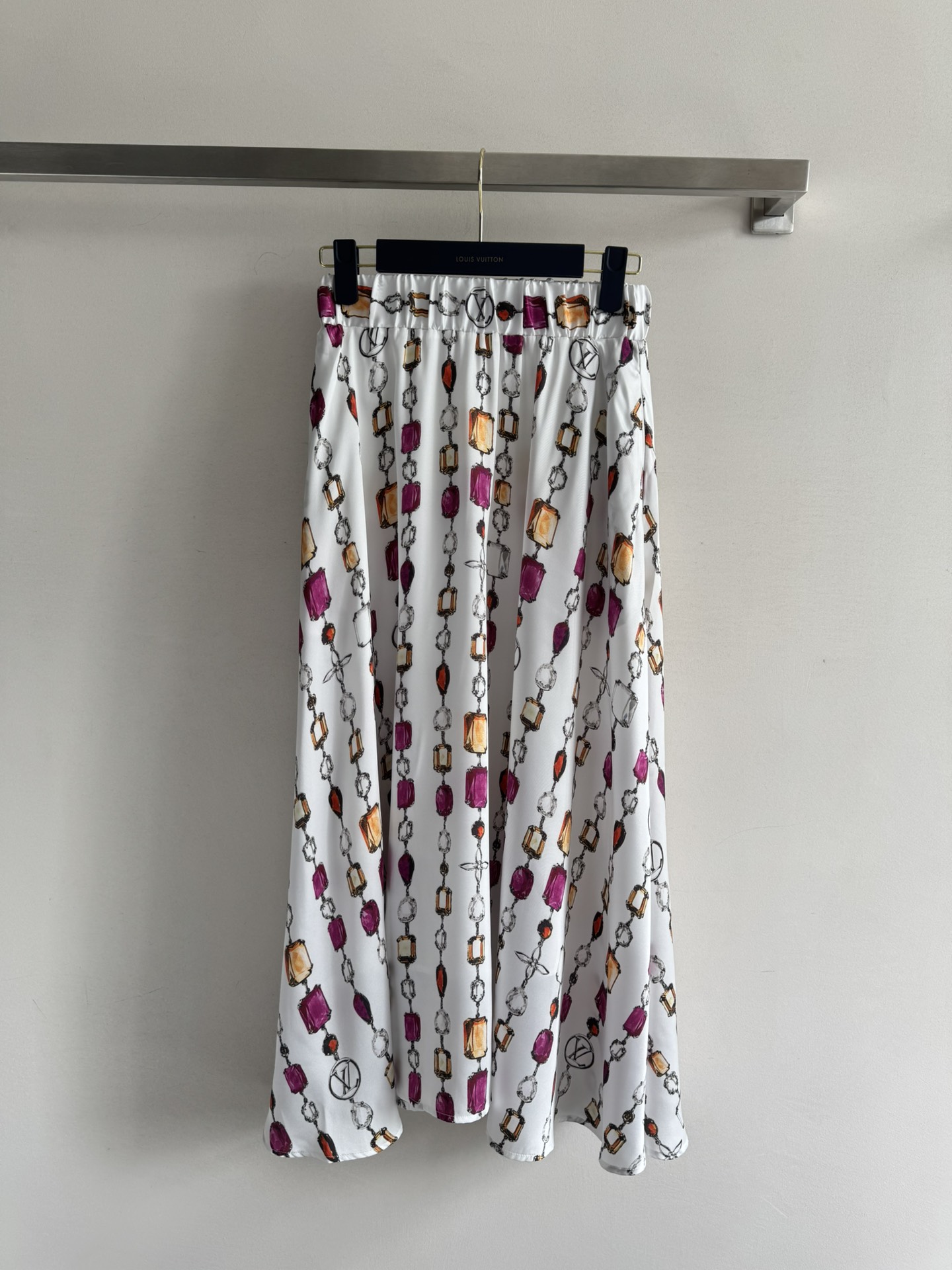 NO:433740,Louis Vuitto*25SS new style elastic waist printed skirt, skirt full of patterned print design, attracting the eye at first sight, large skirt hem is draped and stylish, creating an elegant and flexible romantic curve, and can become the focus of fashion with any item at will. SML-,,louis vuitton, skirts, alexander wang19860909Louis Vuitto*25SS新款 松紧腰印花半身裙,裙身布满图案印花设计,一眼就吸引眼球大裙摆垂顺有型 打造优雅灵动的浪漫曲线 随意搭配任何单品都能成为时尚焦点SML-,,louis vuitton,skirts,alexander wang,Women's clothing