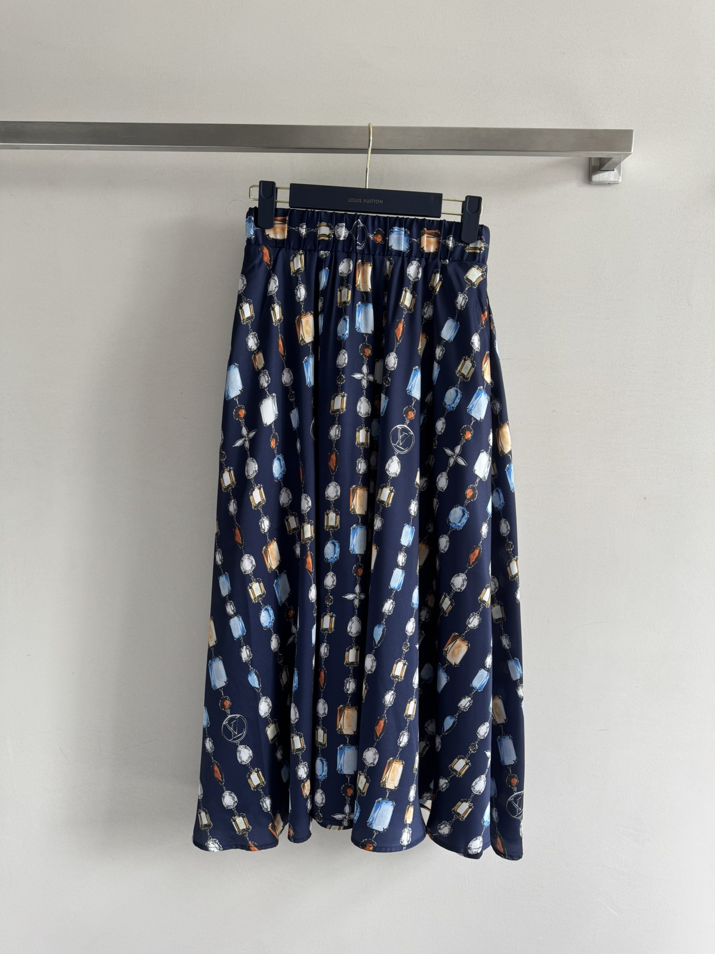 NO:433746,Louis Vuitto*25SS new style elastic waist printed skirt, skirt full of patterned print design, attracting the eye at first sight, large skirt hem is draped and stylish, creating an elegant and flexible romantic curve, and can become the focus of fashion with any item at will. SML-,,louis vuitton, skirts, alexander wang19860909Louis Vuitto*25SS新款 松紧腰印花半身裙,裙身布满图案印花设计,一眼就吸引眼球大裙摆垂顺有型 打造优雅灵动的浪漫曲线 随意搭配任何单品都能成为时尚焦点SML-,,louis vuitton,skirts,alexander wang,Women's clothing