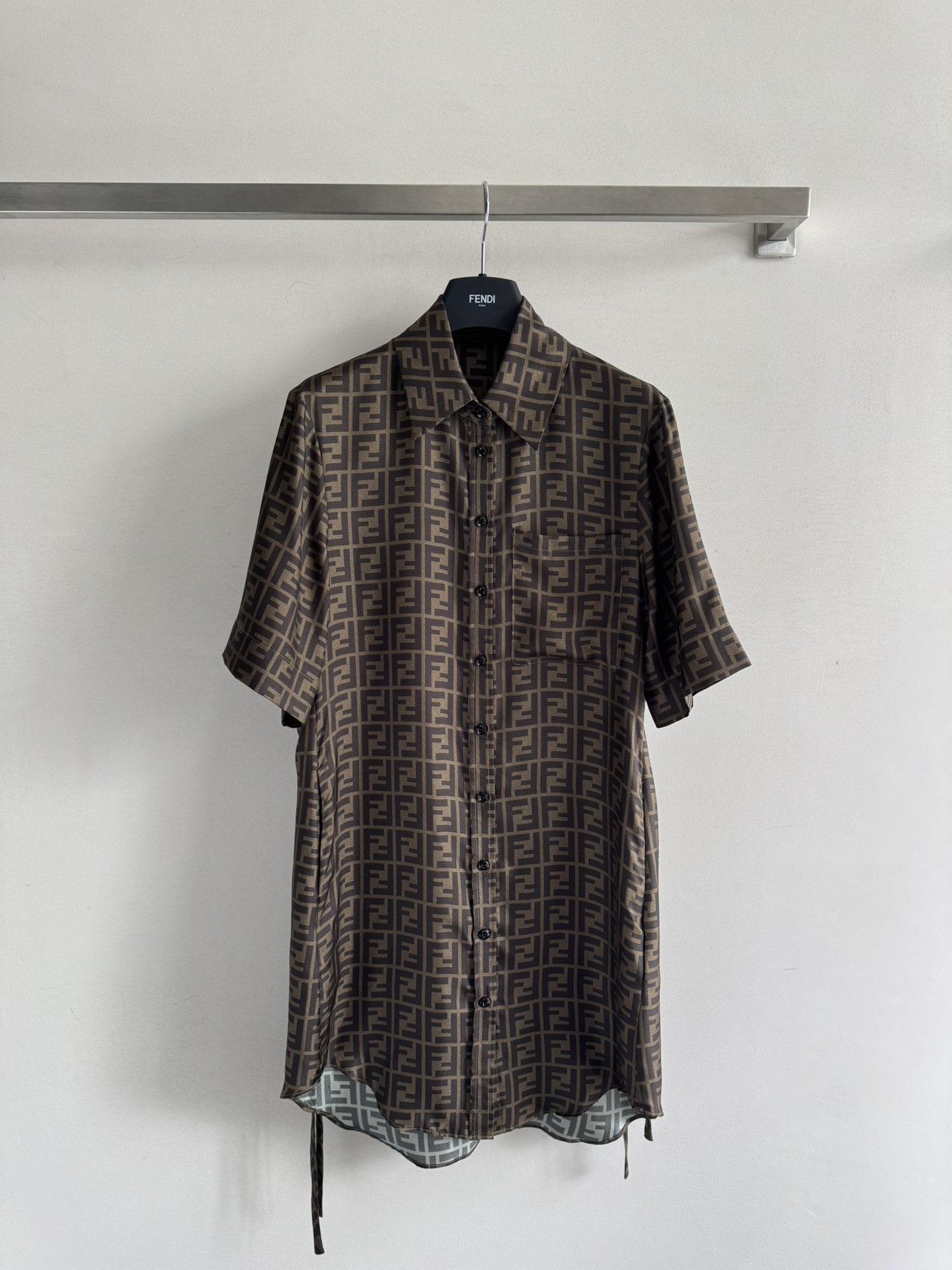 NO:433735,FEND*25SS new style. The classic old jacquard silk shirt dress. The touch of silk is synonymous with luxury and comfort. The loose fit drawstring strap design is fashionable and fashionable. The inclusive and powerful skirt is full of prints. The double F jacquard adds more highlights. The classic is out of date!  White and rich beauty must-have SML, fendi, skirts, shirts, real silk, alexander wang19860909FEND*25SS新款 经典老提花真丝衬衫连衣裙真丝的触感简直是奢华与舒适的代名词宽松版型抽绳绑带设计 上身时髦洋气 包容性巨强裙身满印双F提花增添了更多亮点,经典不过时！白富美必入款SML,,fendi,skirts,shirts,real silk,alexander wang,Women's clothing