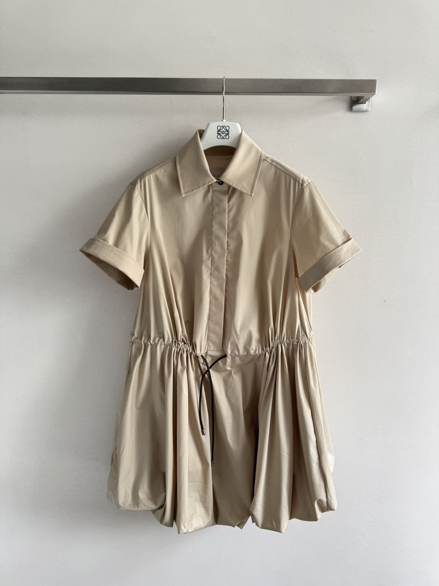 NO:433738,LOEW*25 early autumn new style, short-sleeved flower bud shirt skirt, customized cotton waist drawstring waist design, college style full of sweetness!  Playful and lively, easily grasp the sweet and cool girlish atmosphere!  The slight flower buds of the skirt are the exquisite highlights of the shape. It is necessary to reduce age. The embossed leather embroidery on the back is low-key and fashionable. Whether it is sweet or salt-style, you can easily control SML, loewe, skirts, shirts, T-shirts, alexander wang19860909LOEW*25早秋新款 短袖花苞衬衫裙定制全棉材质腰部抽绳收腰设计 学院风清甜感拉满！俏皮灵动 轻松拿捏甜酷少女气息！裙摆微微花苞更是造型的精致亮点 减龄必备 背面的压花皮革贴绣低调又不失时髦感,无论是甜美风还是盐系风 都能轻松驾驭SML,,loewe,skirts,shirts,T-shirt,alexander wang,Women's clothing