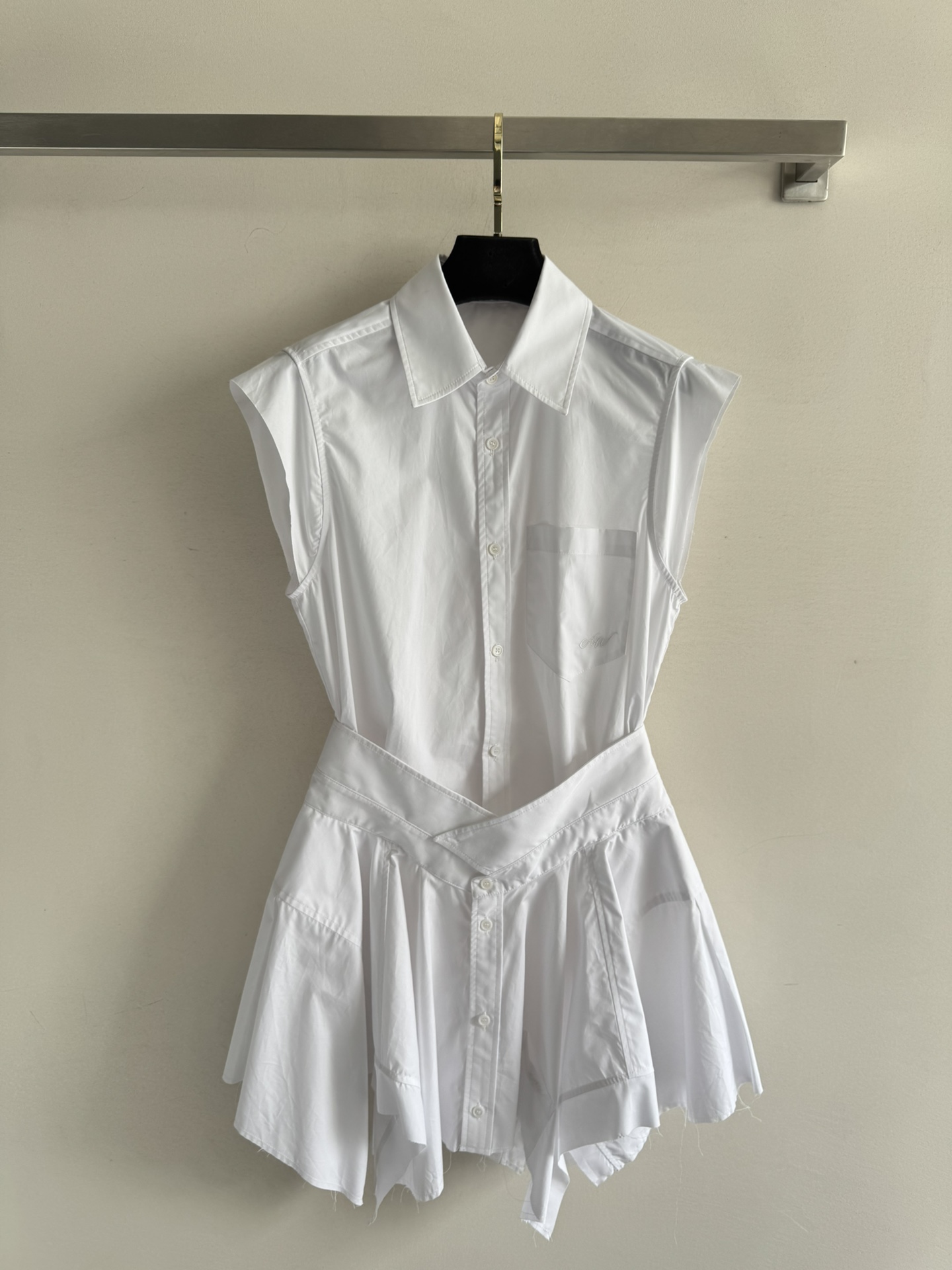 NO:433744,Alexander Wan*25 early autumn new product, deconstructed irregular splicing cotton poplin shirt skirt!  The cool style is very fashionable. The cloth is delicate, crisp and stylish. It is comfortable to wear and classy. The classic black and white colors are not picky at all. The super design-oriented skirt cut is made of innovative combination of two shirts. The lapel sleeveless cool design is designed. The waist is spliced ​​from the shirt collar to the waist seal style. The hollow spliced ​​pleats are fluttering. The skirt corners are fluttering. The three-dimensional and contour sense are nothing to say. The whole style is really fashionable. The details of the chest pocket embroidery are too heavy-duty. The style is high and slim. The shape is also very high-end. One piece is enough to be highlighted when you go out. The king is a must-have for sweet and cool girls!  Two-color SML, alexander wang, skirts, shirts, alexander wang19860909Alexander Wan*25早秋新品 解构风不规则拼接棉府绸衬衫裙！酷飒系时髦感爆棚布面细腻挺括有型,穿着舒适显档次,经典黑白双色完全不会挑人,超级有设计感的裙形裁剪,整体由两件衬衫创新组合而成,翻领无袖清凉设计,腰身由衬衫领拼接成腰封样式,镂空拼接裥褶,裙角飘飘,立体感和轮廓感没话说,整个样式真的太时髦了,胸前口袋刺绣一整件的细节太重工啦,版型显高显瘦,造型也很高级,出门一件足够有亮点了,大王甜酷女孩必备！两色SML,,alexander wang,skirts,shirts,alexander wang,Women's clothing