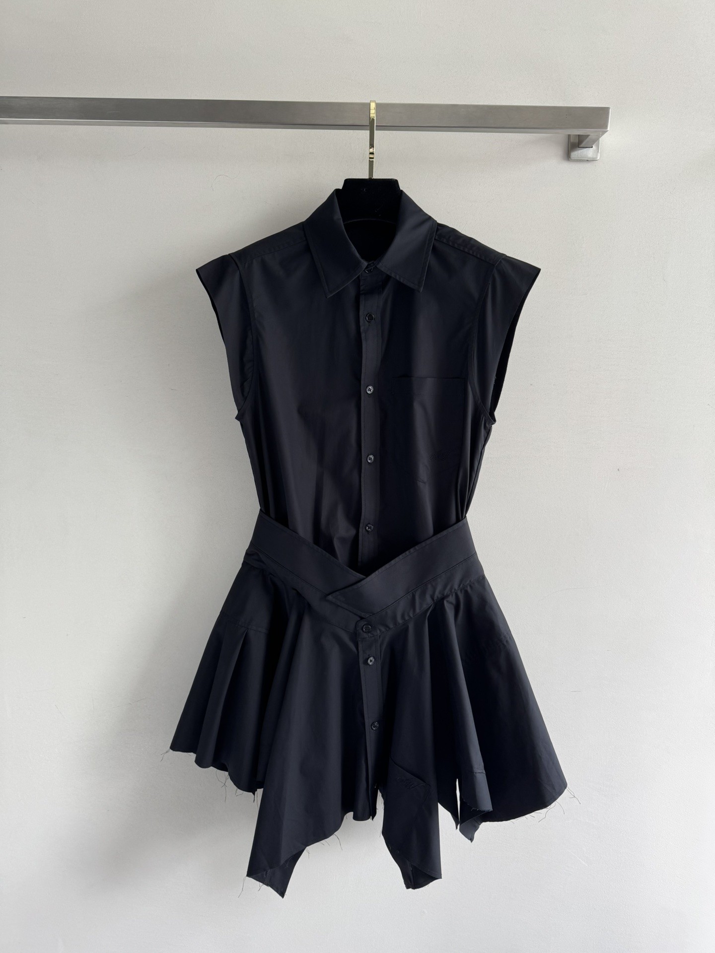 NO:433750,Alexander Wan*25 early autumn new product, deconstructed irregular splicing cotton poplin shirt skirt!  The cool style is very fashionable. The cloth is delicate, crisp and stylish. It is comfortable to wear and classy. The classic black and white colors are not picky at all. The super design-oriented skirt cut is made of innovative combination of two shirts. The lapel sleeveless cool design is designed. The waist is spliced ​​from the shirt collar to the waist seal style. The hollow spliced ​​pleats are fluttering. The skirt corners are fluttering. The three-dimensional and contour sense are nothing to say. The whole style is really fashionable. The details of the chest pocket embroidery are too heavy-duty. The style is high and slim. The shape is also very high-end. One piece is enough to be highlighted when you go out. The king is a must-have for sweet and cool girls!  Two-color SML, alexander wang, skirts, shirts, alexander wang19860909Alexander Wan*25早秋新品 解构风不规则拼接棉府绸衬衫裙！酷飒系时髦感爆棚布面细腻挺括有型,穿着舒适显档次,经典黑白双色完全不会挑人,超级有设计感的裙形裁剪,整体由两件衬衫创新组合而成,翻领无袖清凉设计,腰身由衬衫领拼接成腰封样式,镂空拼接裥褶,裙角飘飘,立体感和轮廓感没话说,整个样式真的太时髦了,胸前口袋刺绣一整件的细节太重工啦,版型显高显瘦,造型也很高级,出门一件足够有亮点了,大王甜酷女孩必备！两色SML,,alexander wang,skirts,shirts,alexander wang,Women's clothing