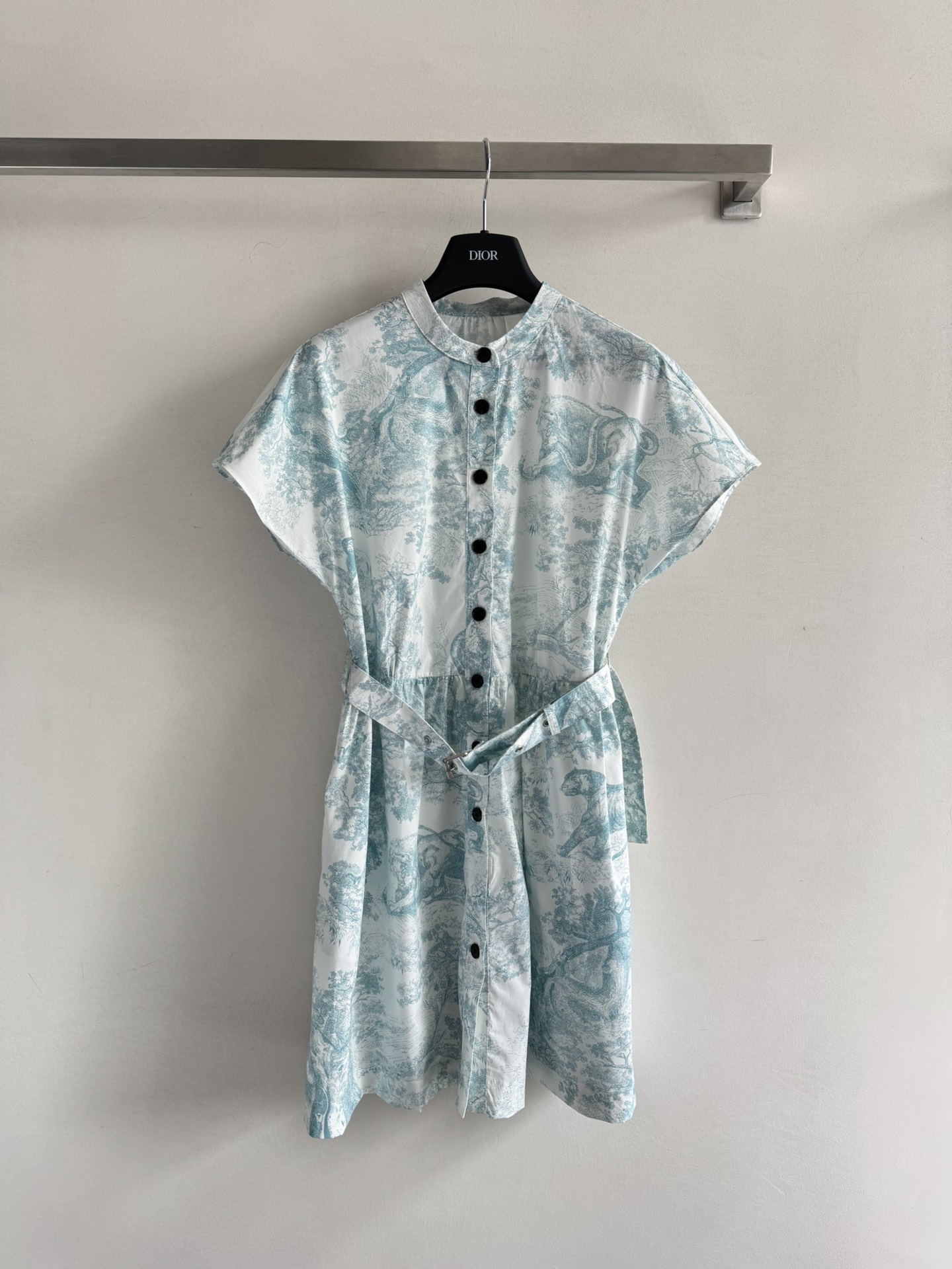 NO:433751,Dio*25SsS new model, Zoo Jungle Vacation Series, Buckle waist-hugging dress, customized original imported cotton, stand-up collar tailoring design, letter logo button embellishment, intellectual and elegant, cool color matching, refreshing and unique, fashionable and high-end, whether shopping or vacationing, it is a must-have item, SML, dior, skirts, alexander wang19860909Dio*25SsS新款 动物园丛林度假系列系扣收腰连衣裙订制原版进口棉 立领剪裁设计 字母logo纽扣点缀 知性优雅 配色很清冷 清爽又独特、时髦又高级无论逛街约会还是度假都是必备单品SML,,dior,skirts,alexander wang,Women's clothing