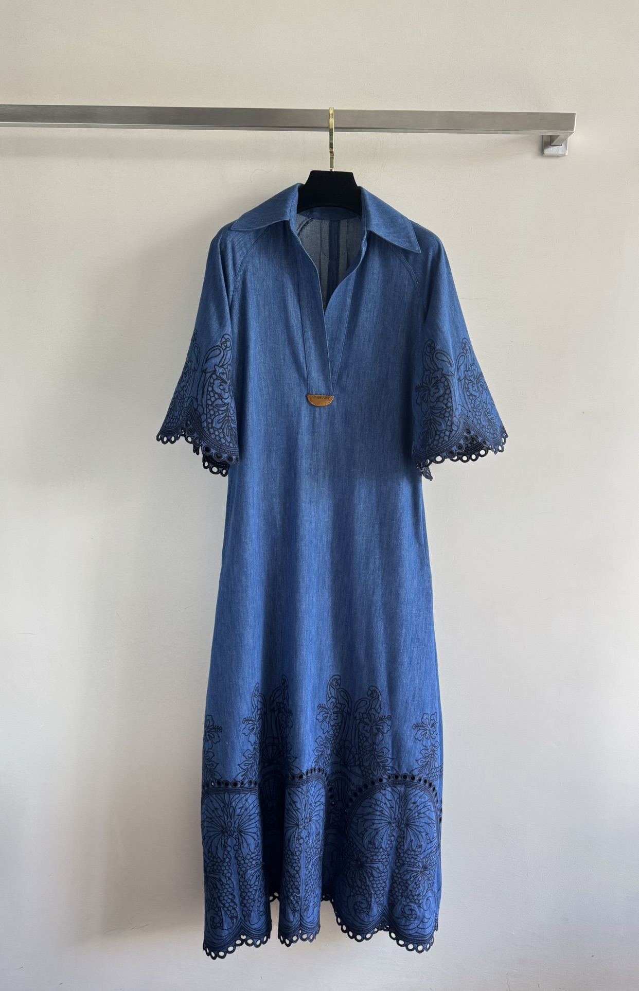 NO:434141,Zimmerman*25SS new model, heavy industry embroidered lapel dress, cotton, good texture, three-dimensional literary embroidery design, full layering, exquisite and high-end!  The fashionable and elegant upper body looks very elegant and fashionable, and it is easy to wear and stylish!  SML, skirts,alexander wang19860909Zimmerman*25SS新款 重工刺绣翻领连衣裙 棉 质感很好 立体文艺刺绣设计 层次感饱满 精致高级！时髦大气上身非常显优雅洋气,轻松穿出时尚有范！SML,,skirts,alexander wang,Women's clothing