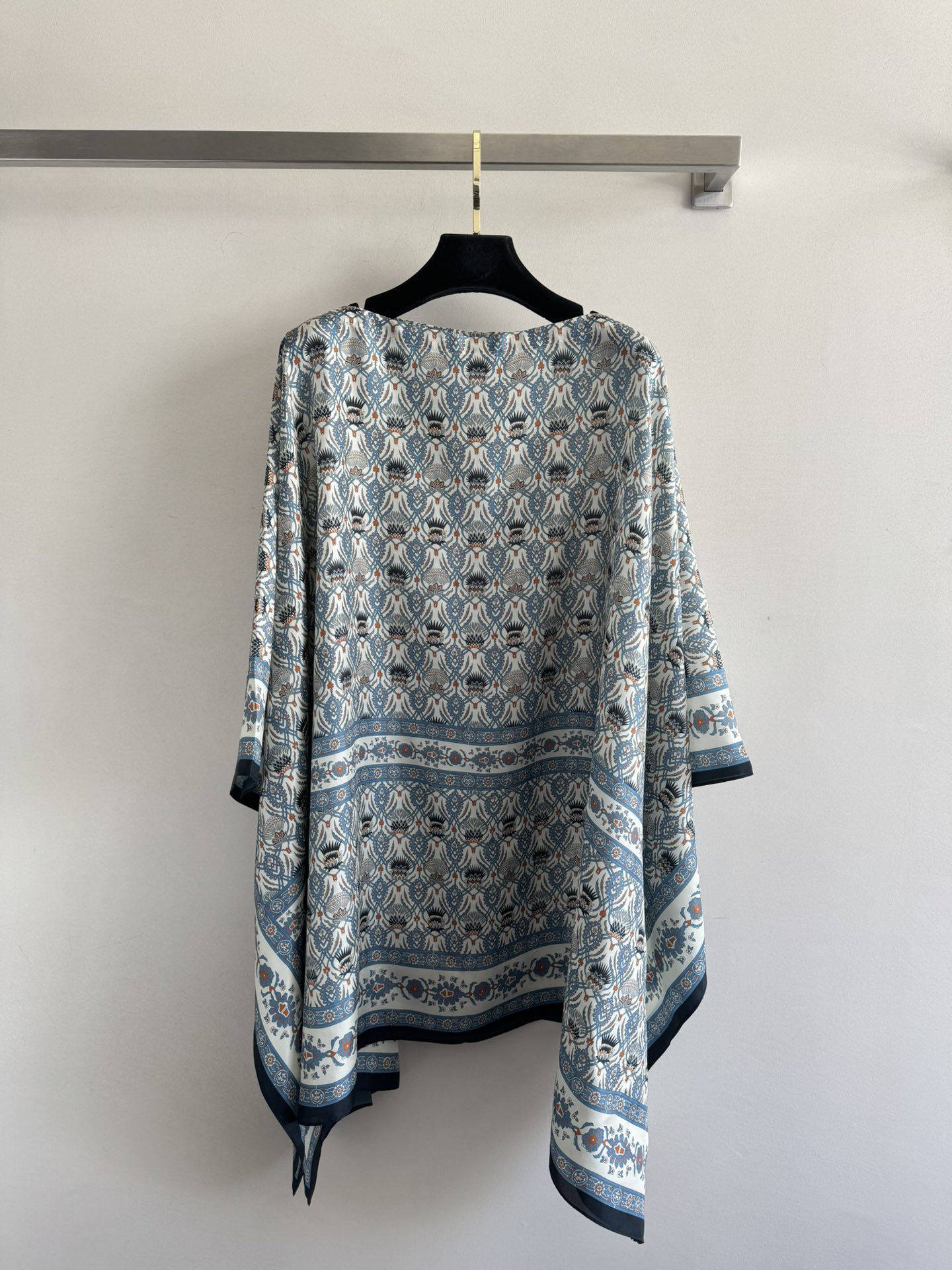 NO:434147,Loro Pian*2025ss new French retro cloak skirt This thistle flower blue and white pattern double-sided printed mulberry silk Dani cloak has ethnic elements, which is simply amazing!  The unique Cardo Veneziano pattern is full of artistic sense, as if it is covered with a mysterious scroll, loose and large-scale layout, casual and relaxed!  !  The upper body is gentle and elegant, and it is casual and fashionable with jeans. It can create a high-end look no matter how you match it. Wear it and walk on the streets, it is a synonym for fashion, and fashion experts close their eyes!  One size, loro piana, skirts, jeans, alexander wang19860909Loro Pian*2025ss新款 法式复古斗篷裙 这件蓟花蓝白花纹双面印花桑蚕丝Dani斗篷,民族风元素,简直很惊艳！独特的Cardo Veneziano图案,艺术感爆棚,仿佛披上了神秘画卷,宽松大版型,随性自在,松弛感拉满！！上身温柔优雅,配牛仔裤又休闲时髦,怎么搭都能打造高级感造型.穿上它漫步街头,妥妥时尚代名词,时尚精们闭眼入！均码,,loro piana,skirts,jeans,alexander wang,Women's clothing