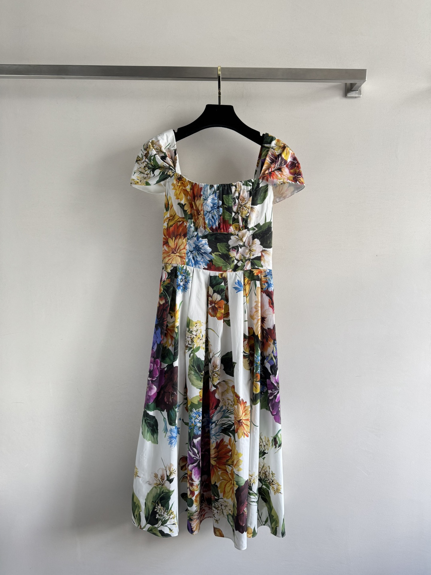 NO:434151,DG25SS new style, gorgeous floral patterns are full of lively and playfulness, invisible zipper design behind, three-dimensional tailoring perfect shape, waist-tightening to show body proportions, upper body shows charm, gentle temperament to create a romantic atmosphere for summer vacation style!  SML, skirts,alexander wang19860909DG25SS新款 碎花度假连衣裙绚丽花卉图案开满灵动俏皮感 背后隐形拉链设计,立体剪裁完美塑形 收腰显身材比例 上身展现魅力温雅气质打造夏日度假风浪漫氛围！SML,,skirts,alexander wang,Women's clothing