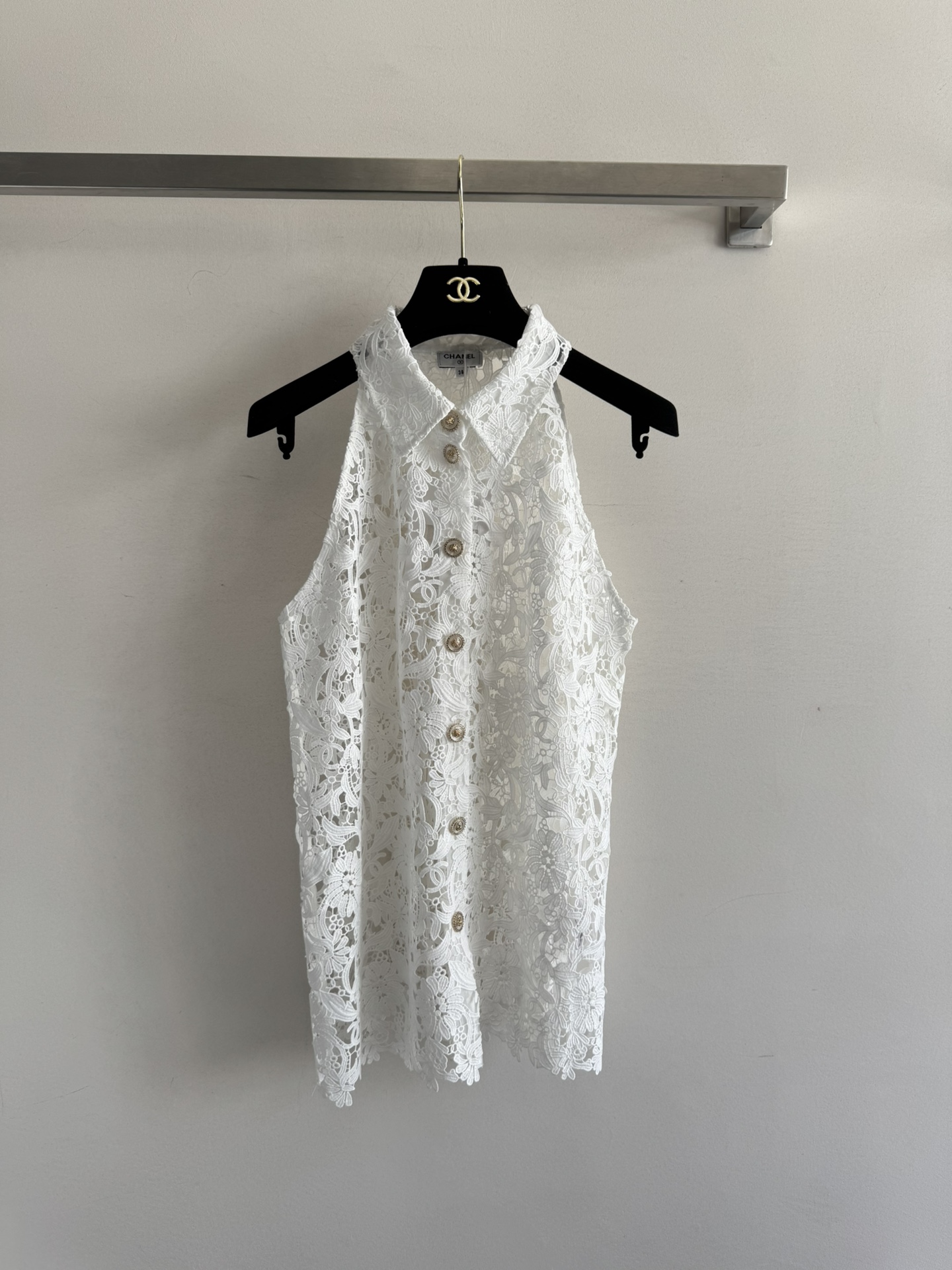 NO:434155,Chane*25SS new sleeveless lace top is simply synonymous with gentle temperament!  Eight light lace fabrics, delicate and transparent textures, each of which reveals a sense of high quality. The classic lapel design, paired with metal buttons, is retro and exquisite. The symmetrical button arrangement on the front adds a hint of dignity and elegance. Every inch of lace pattern is as meticulous as an artwork, making people love it. Whether it is matching a skirt, interpreting the lazy French style, or layering a suit, interpreting the sweet and cool style, this top can be easily controlled!  Put it on, you are the sweet goddess who can attract countless eyes when walking on the street!  SML, chanel, skirts, business suit, alexander wang19860909Chane*25SS新款 无袖蕾丝上衣 简直是温柔气质的代名词！八轻盈的蕾丝面料,细腻通透的纹理,每一处都透露着高级感,经典的翻领设计,搭配上金属纽扣,复古又不失精致.前襟的对称纽扣排列,更是增添了一丝端庄与优雅,每一寸蕾丝花纹, 都像是艺术品般精雕细琢,让人爱不释手,无论是搭配半裙,演绎法式慵懒风情,还是叠穿西装,诠释甜酷风格,这件上衣都能轻松驾驭！穿上它,你就是那个走在街上都能吸引无数目光的甜美气质女神！SML,,chanel,skirts,business suit,alexander wang,Women's clothing