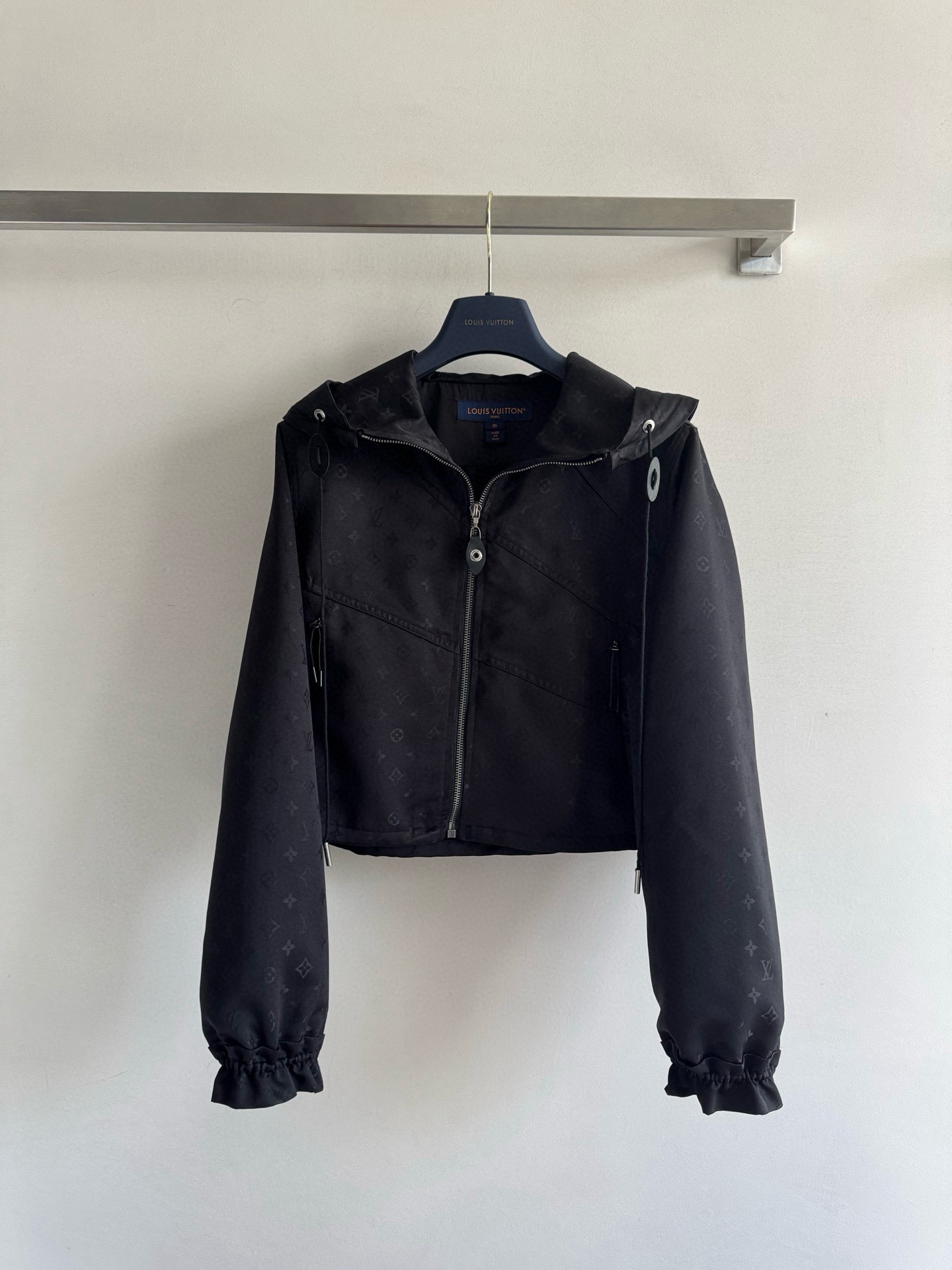 NO:434159,Louis Vuitto*25 new model hooded classic jacquard jacket full of texture, hooded drawstring small short style, large body full of four-leaf clover elements and letter logos, oblique contour lines to create a sense of layering, high-profile highlighting taste, tightening the cuffs, and adding leather buckle drawstrings and zipper pockets, first-class windproof and cold protection, fully improving the dexterity and practicality of outdoor activities, and any random outfit is outstanding!  SML, louis vuitton,jackets & coats,hats,alexander wang19860909Louis Vuitto*25新款 连帽经典提花冲锋夹克质感十足 连帽抽绳小短款版型 大身满印四叶草元素和字母徽标 斜分轮廓线塑造层次感 高调彰显品味 袖口弹力收紧 同时增加皮扣抽绳和拉链口袋 防风御寒效果一流 充分提升户外活动的灵巧性和实用度 随意外搭都出彩！SML,,louis vuitton,jackets & coats,hats,alexander wang,Women's clothing